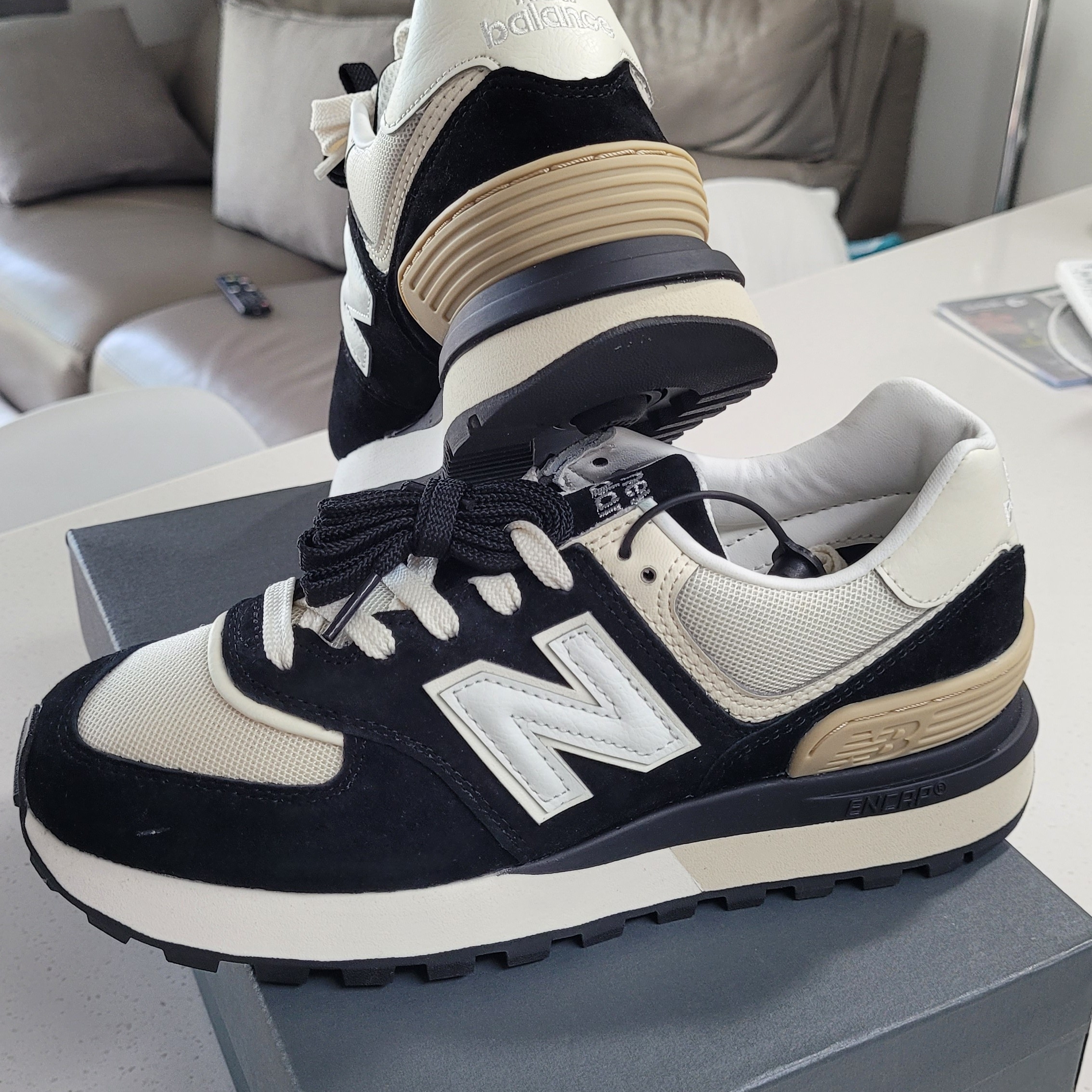 New Balance 574 Legacy Black Angora 착용 스타일 - 3