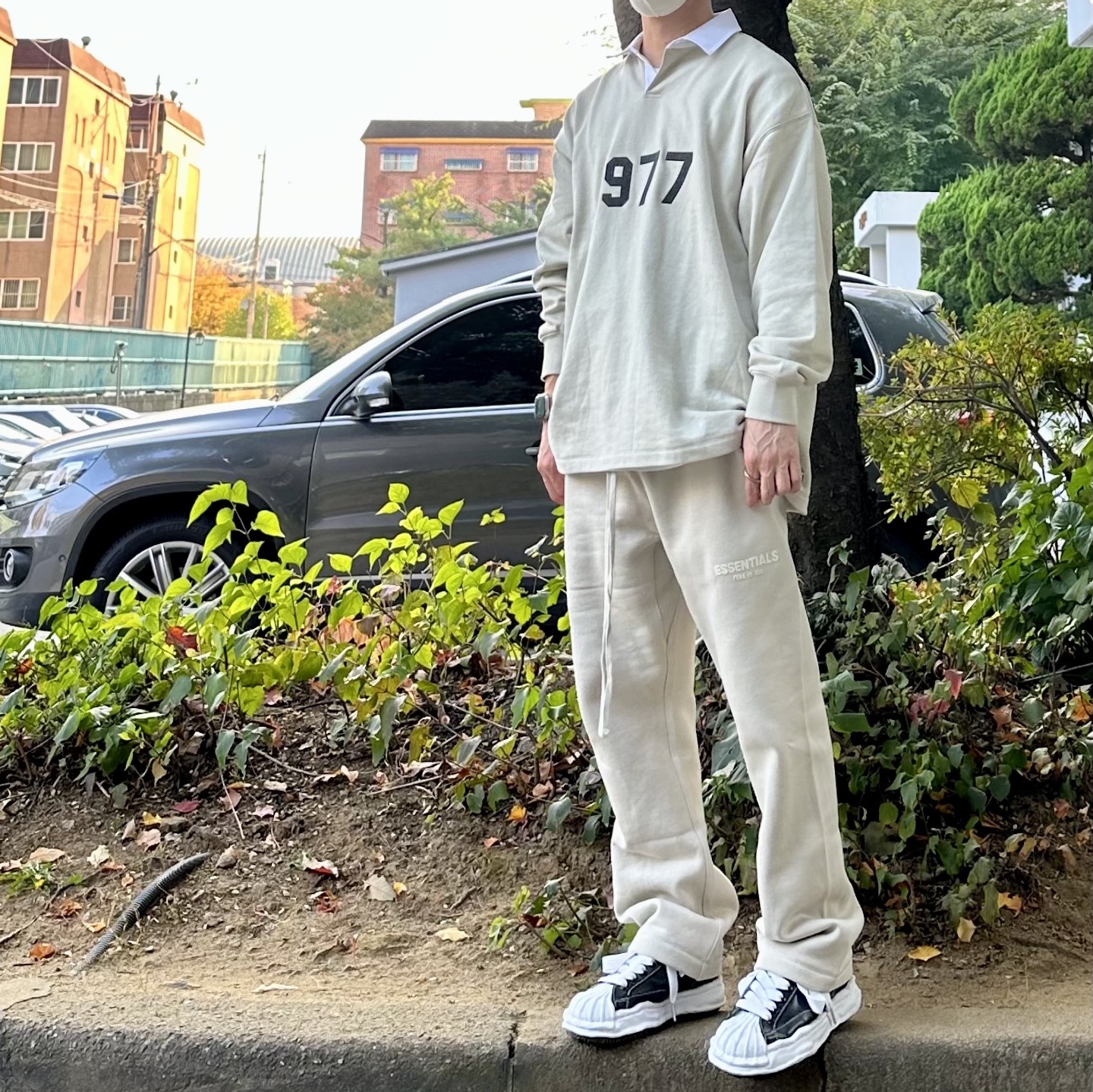 Essentials 1977 Rugby Long Sleeve Polo Wheat - 22SS, Essentials Relaxed Sweatpants Wheat - 22SS 착용 스타일
