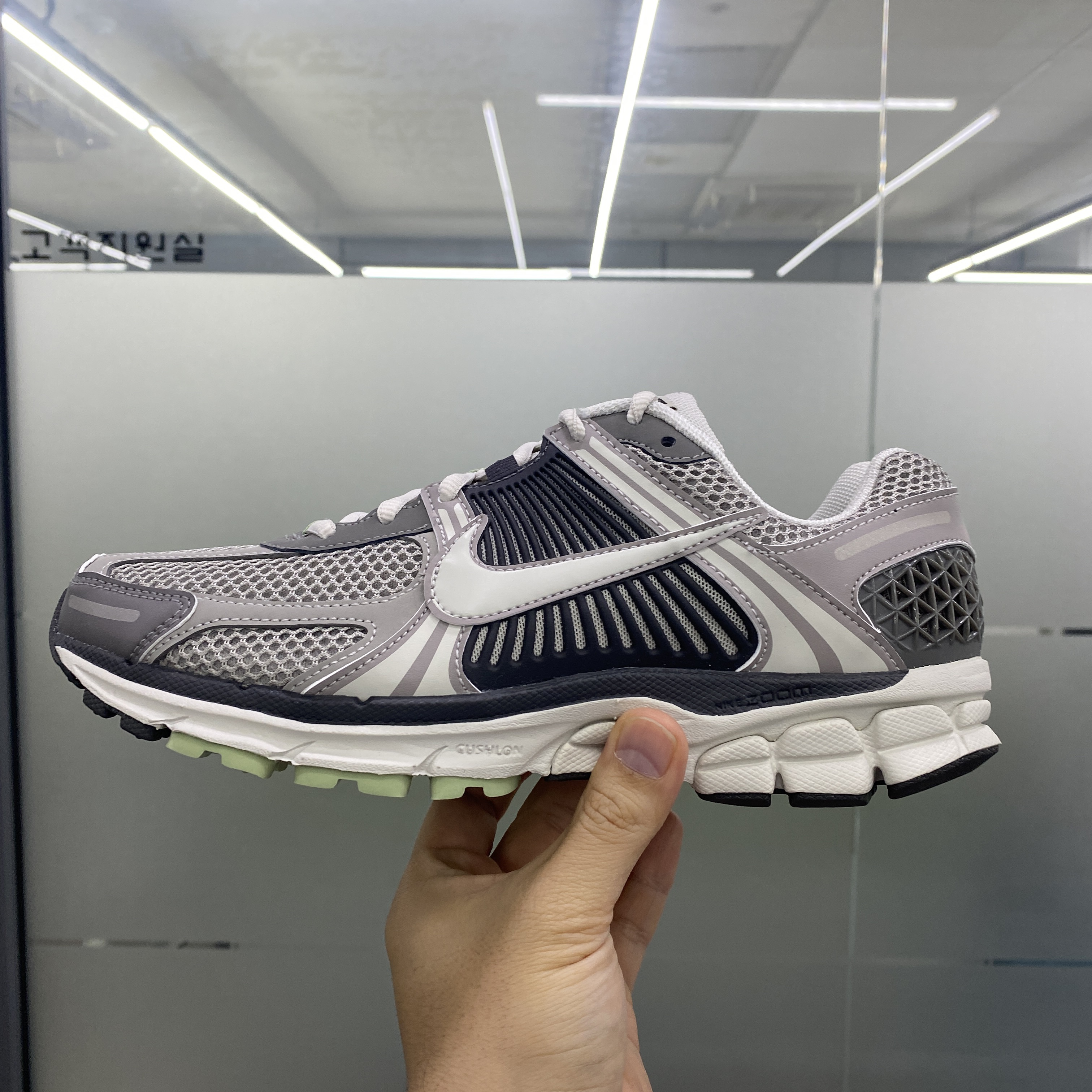 (W) Nike Zoom Vomero 5 Cobblestone and Flat Pewter 착용 스타일