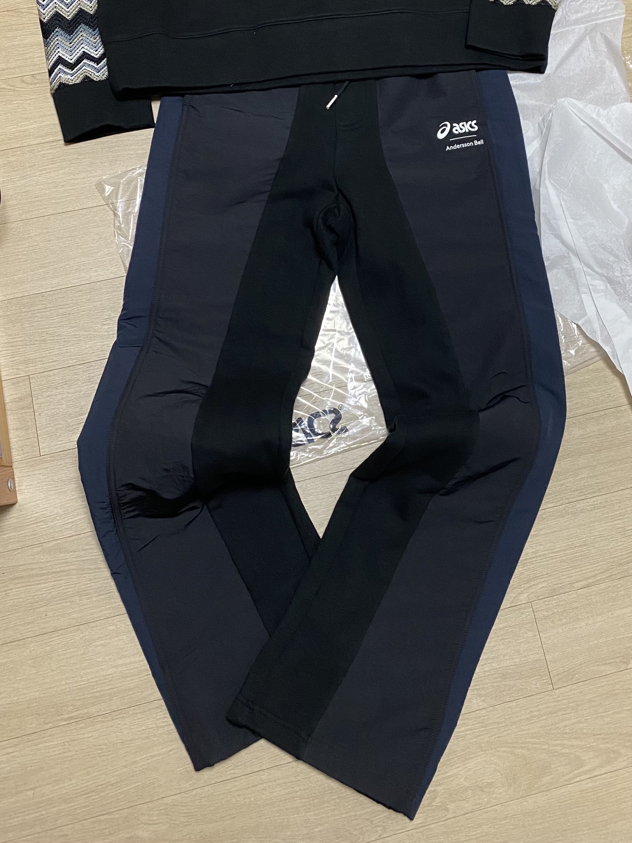 Andersson Bell x Asics Track Pants Black 착용 스타일 - 1