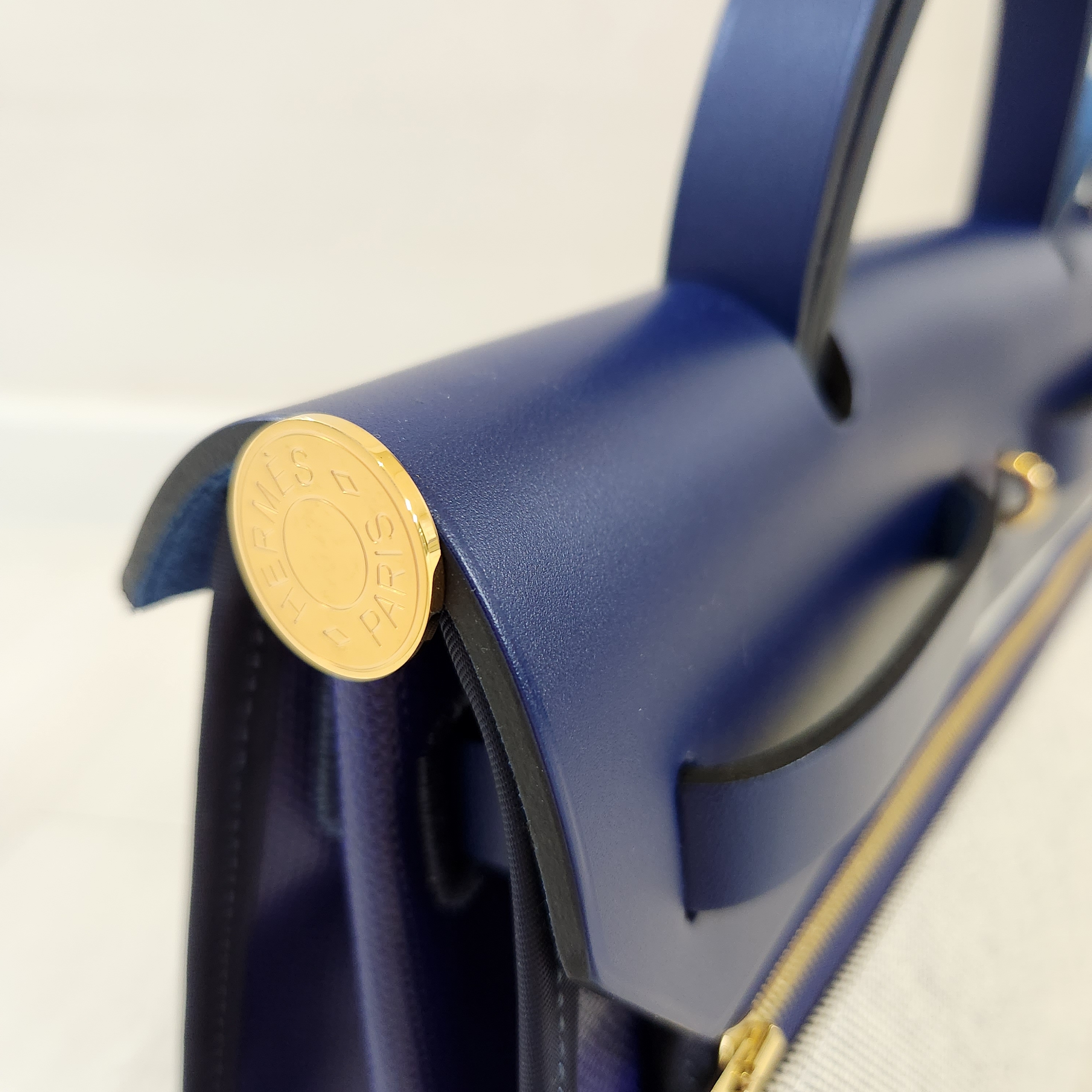 Hermes Herbag Zip 31 Bag Sellier H Berlin Canvas Hunter Cowhide & Gold Bleu Encre Ecru Noir Bleu Saphir 착용 스타일