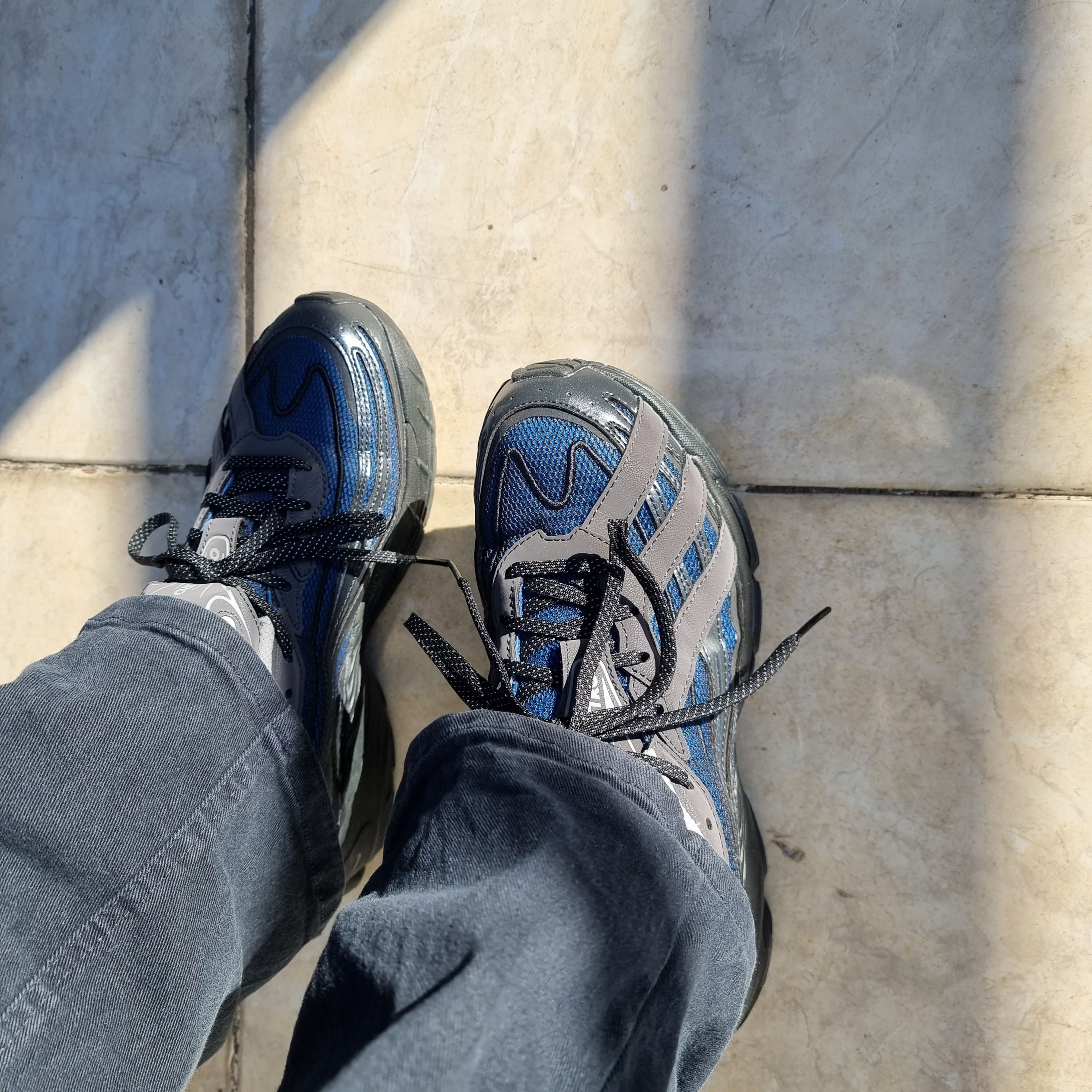 Adidas Orketro Bright Blue Carbon Black 착용 스타일 - 2