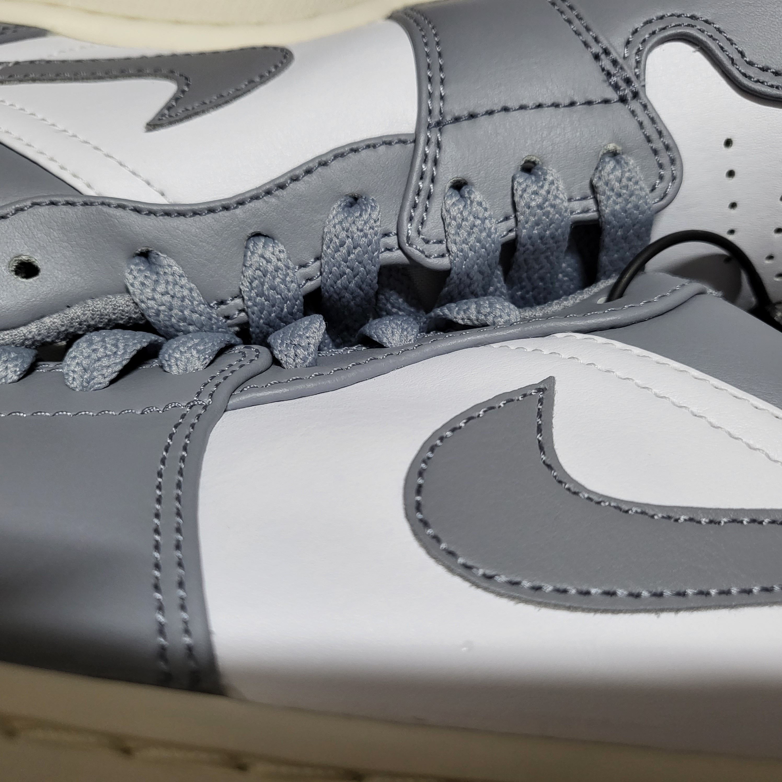 Jordan 1 Low Stealth and White 착용 스타일 - 2