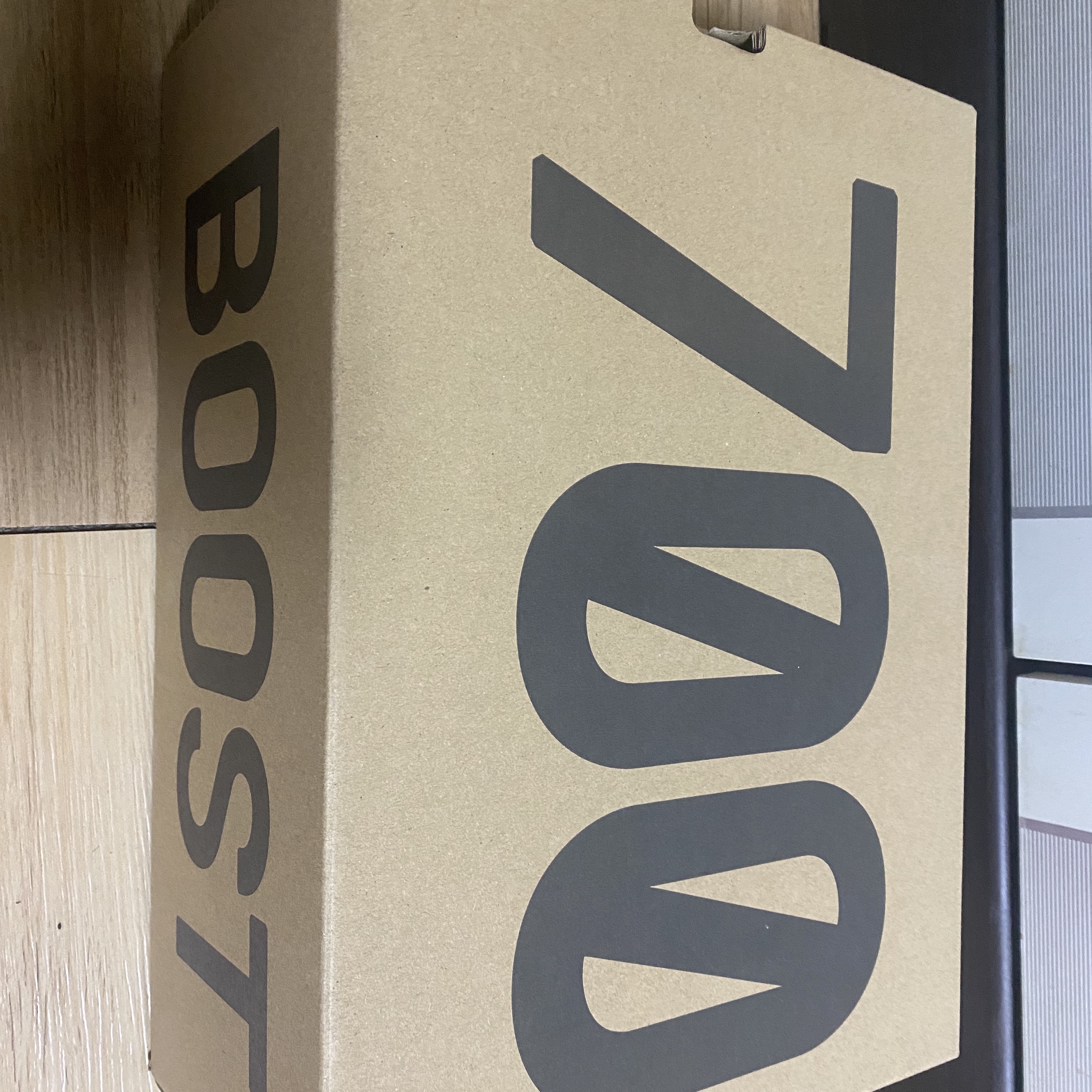 Adidas Yeezy Boost 700 Inertia 착용 스타일 - 3