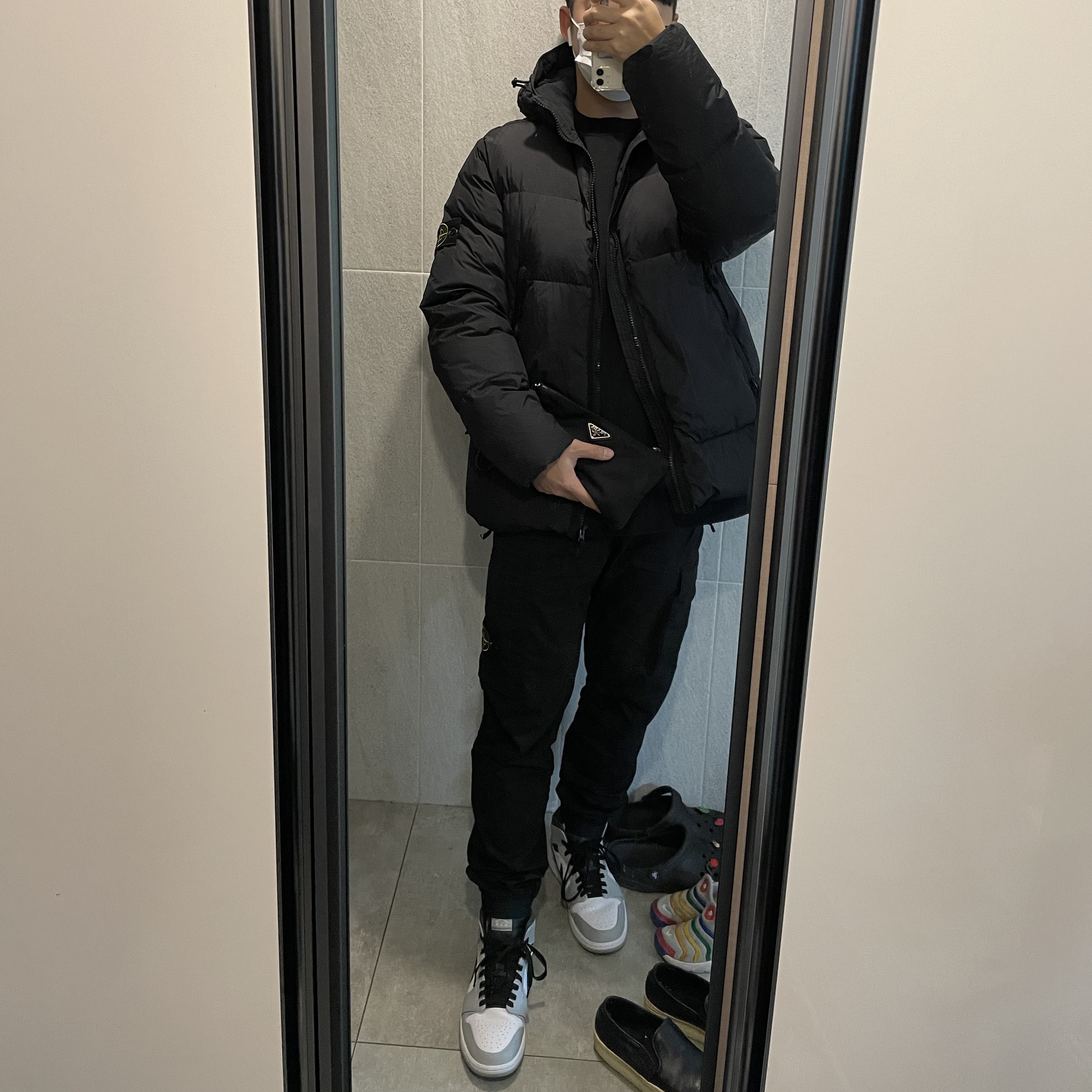 Stone Island 40123 Garment Dyed Crinkle Reps Down Jacket Black - 21FW, Stone Island 31303 Stretch Cotton Tela Paracadute Cargo Pants Black - 22SS 착용 스타일