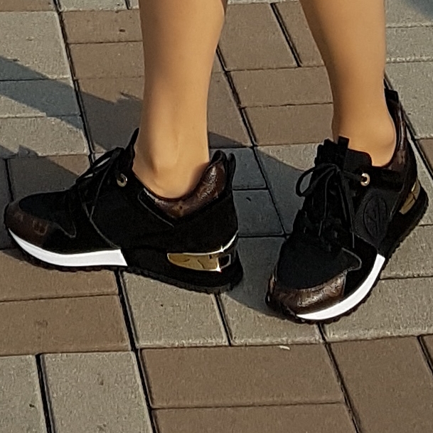 (W) Louis Vuitton Run Away Sneakers Monogram Black 착용 스타일 - 3