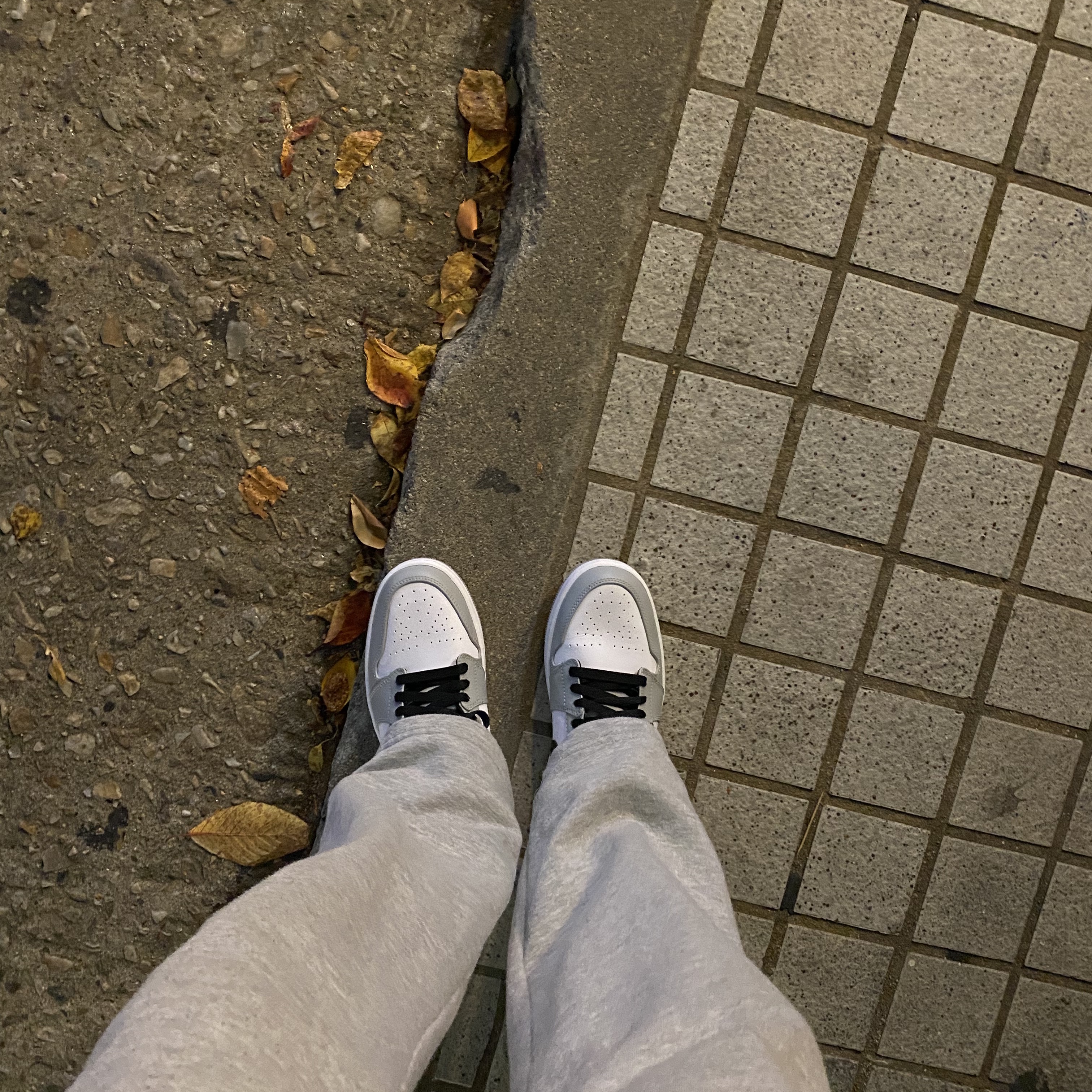 Jordan 1 Mid Light Smoke Grey 착용 스타일 - 2