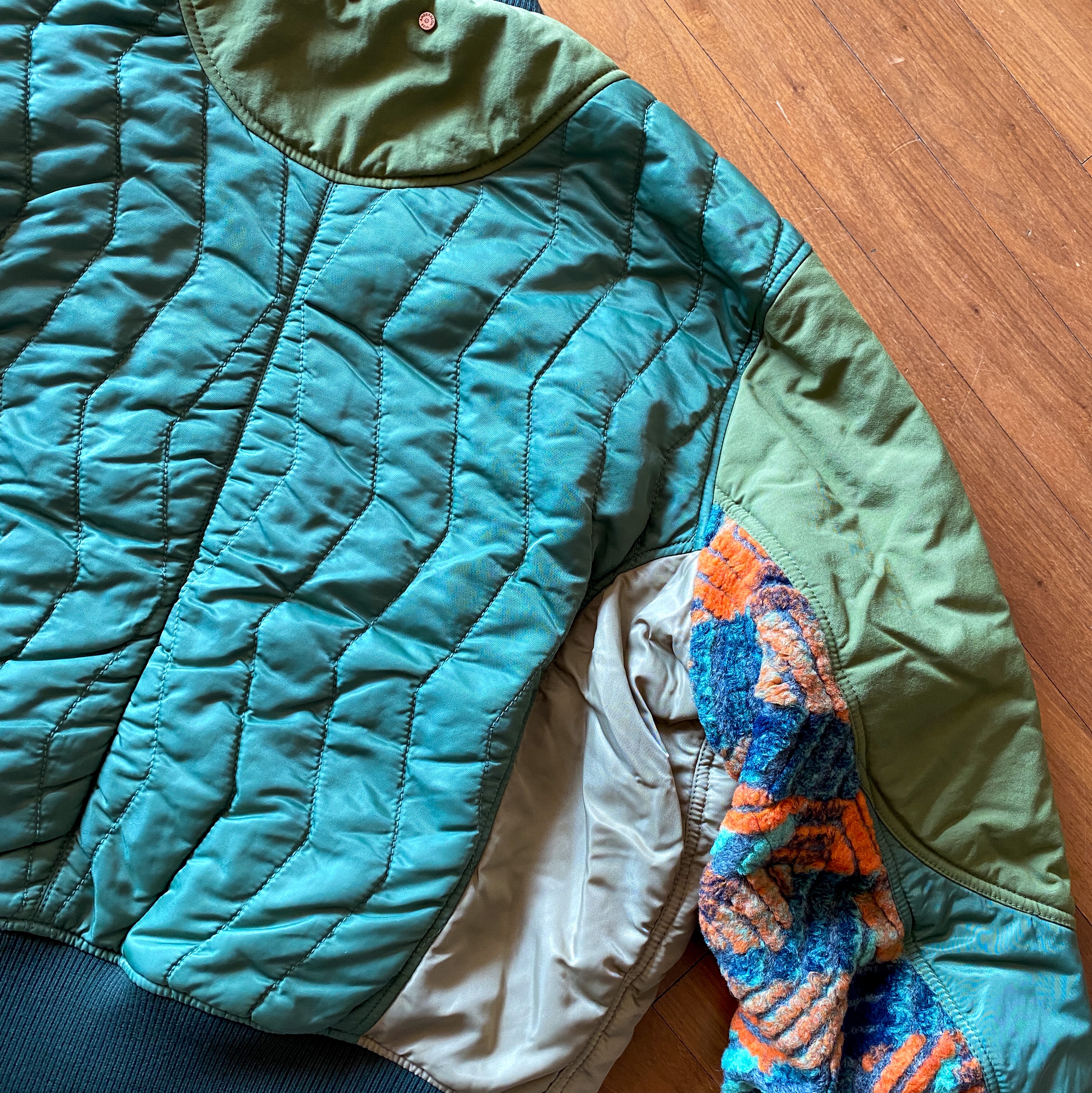 Andersson Bell x Asics Contrast Quilting Bomber Jacket Khaki 착용 스타일
