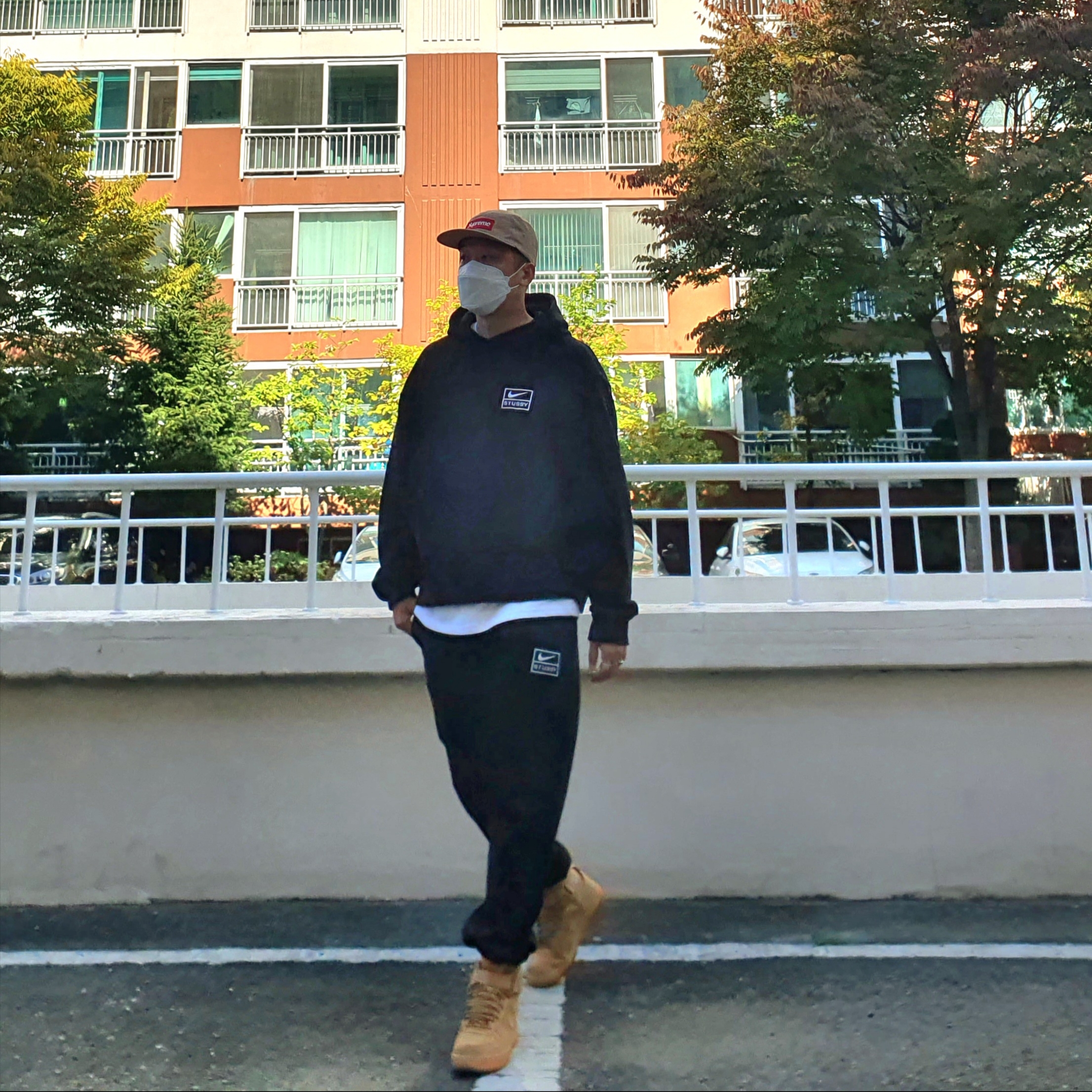 Nike Air Force 1 High Wheat 2015, Nike x Stussy NRG RA Washed Pullover Hoodie Black (DN4028-010) 착용 스타일 - 1