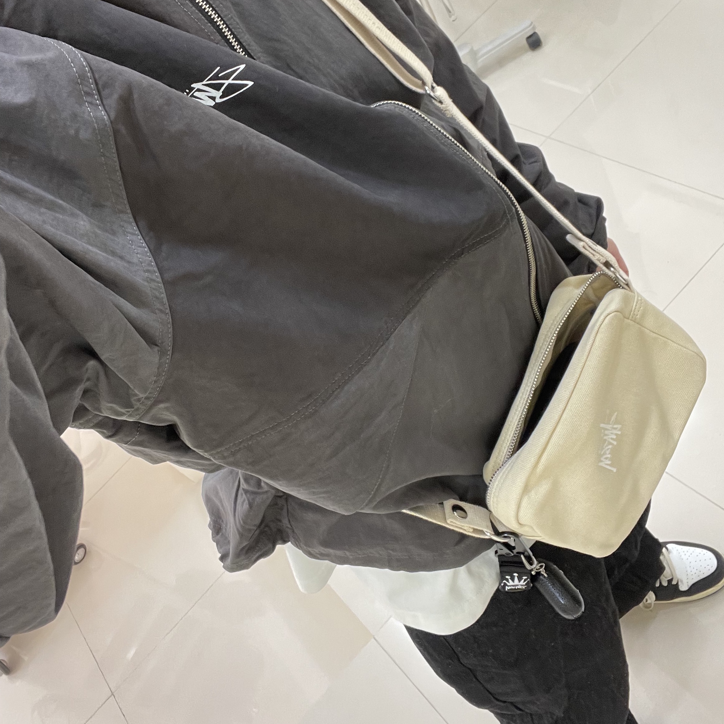Stussy Wave Dye Beach Shell Jacket Black, Jordan 1 x Travis Scott x Fragment Retro Low OG SP Military Blue 착용 스타일 - 1