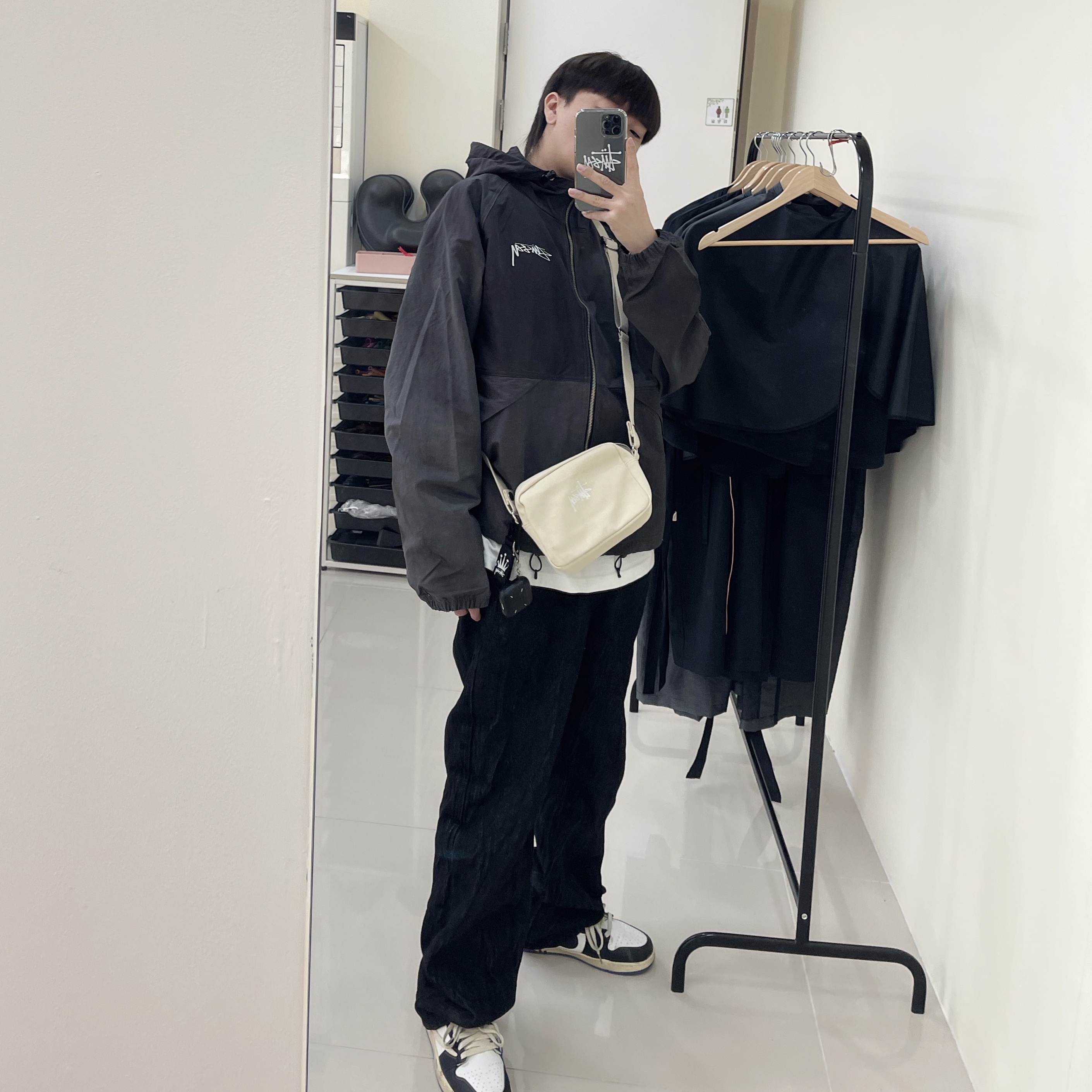 Stussy Wave Dye Beach Shell Jacket Black, Jordan 1 x Travis Scott x Fragment Retro Low OG SP Military Blue 착용 스타일 - 2