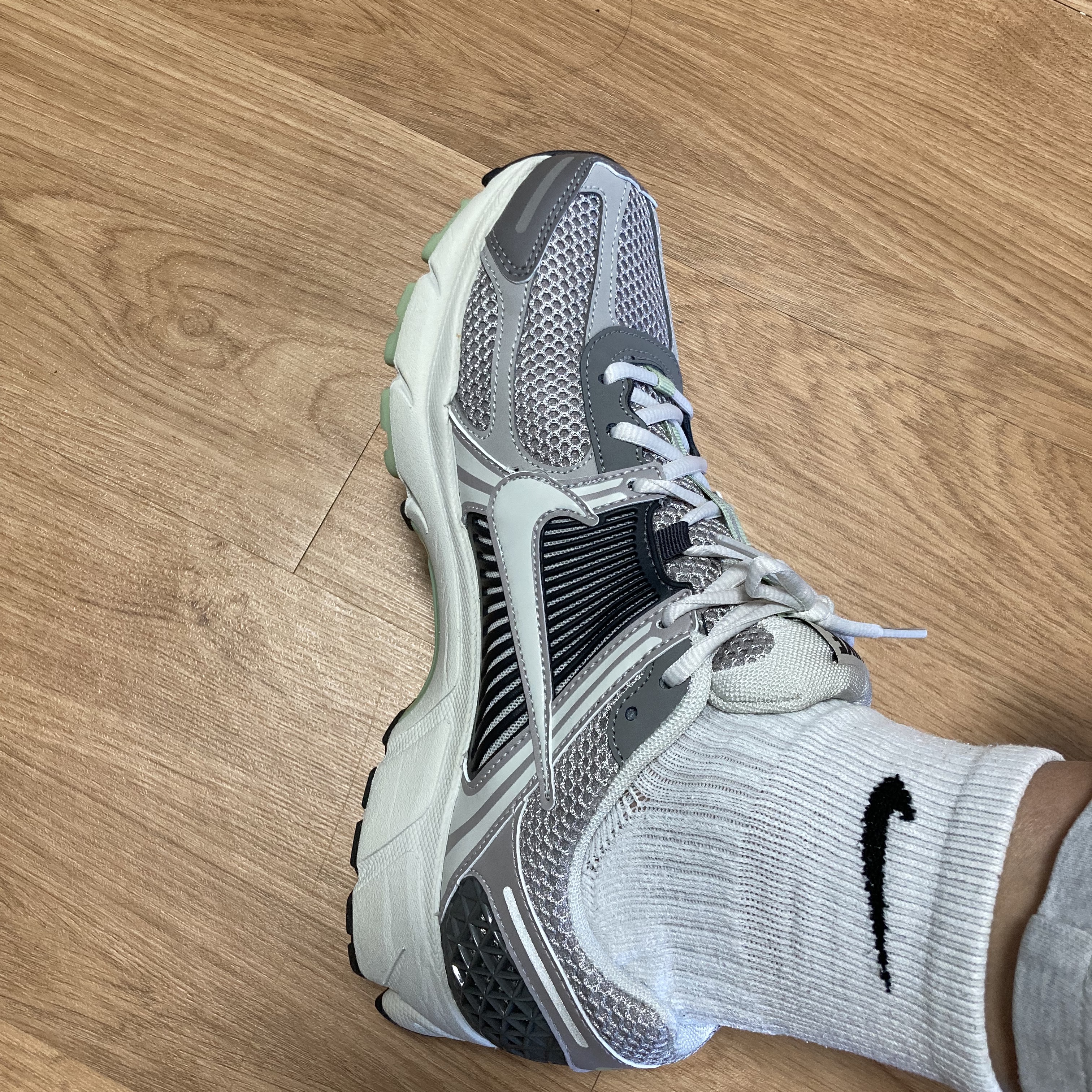 (W) Nike Zoom Vomero 5 Cobblestone and Flat Pewter 착용 스타일 - 1