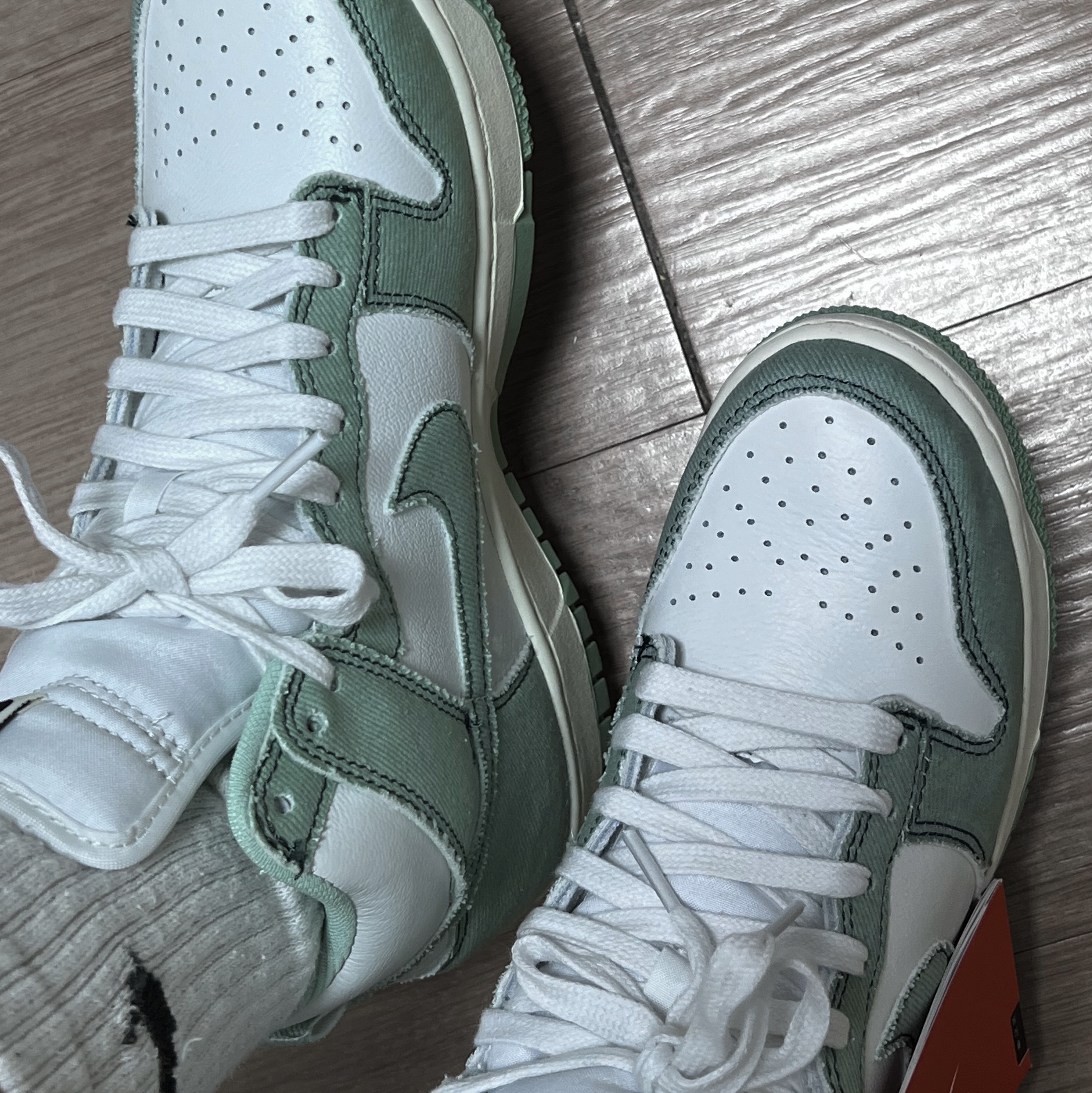 (W) Nike Dunk High 1985 Enamel Green 착용 스타일 - 2