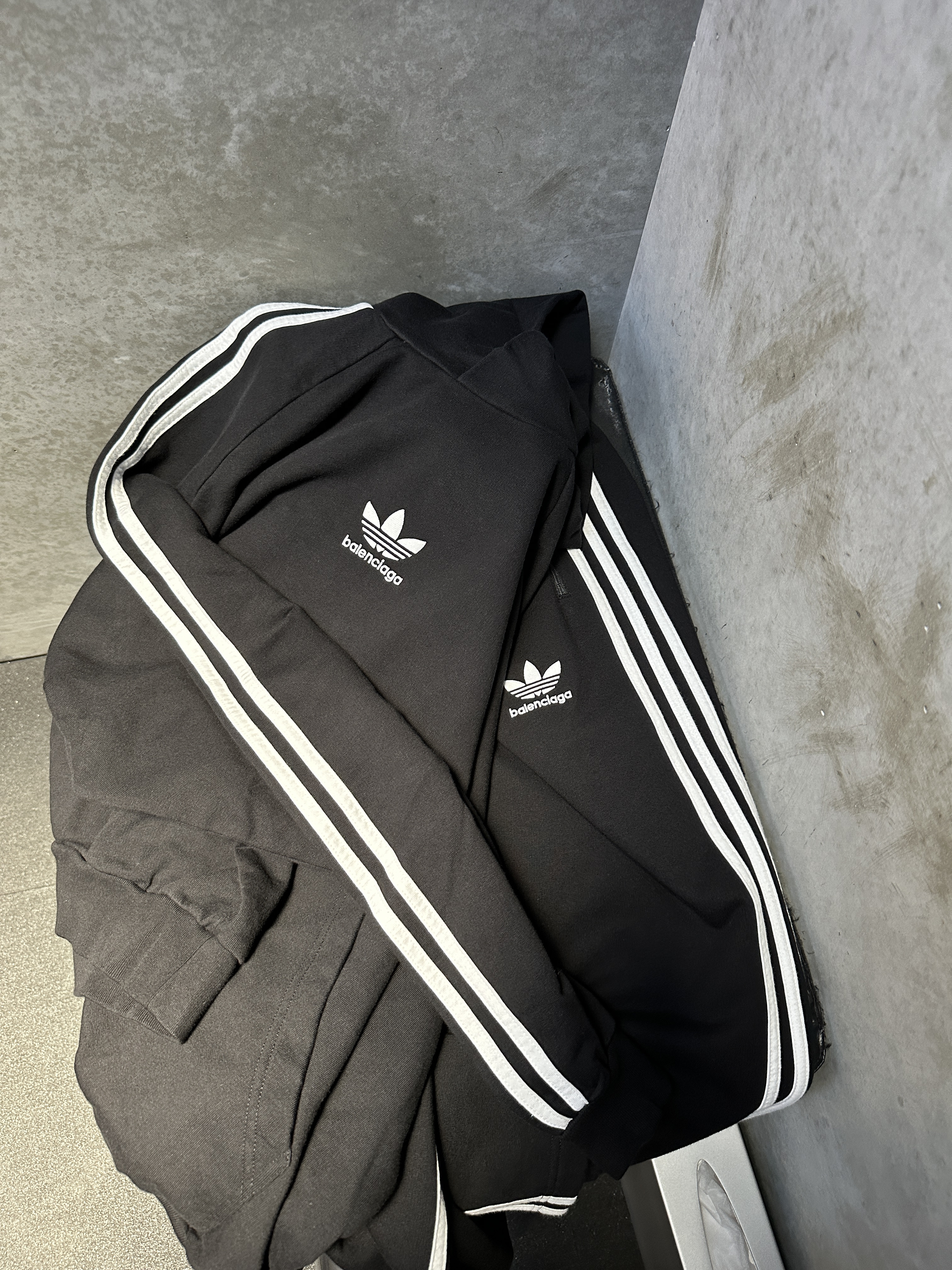 Balenciaga x Adidas Triple S Sneakers Black, Balenciaga x Adidas Hoodie Large Fit Black 착용 스타일 - 4