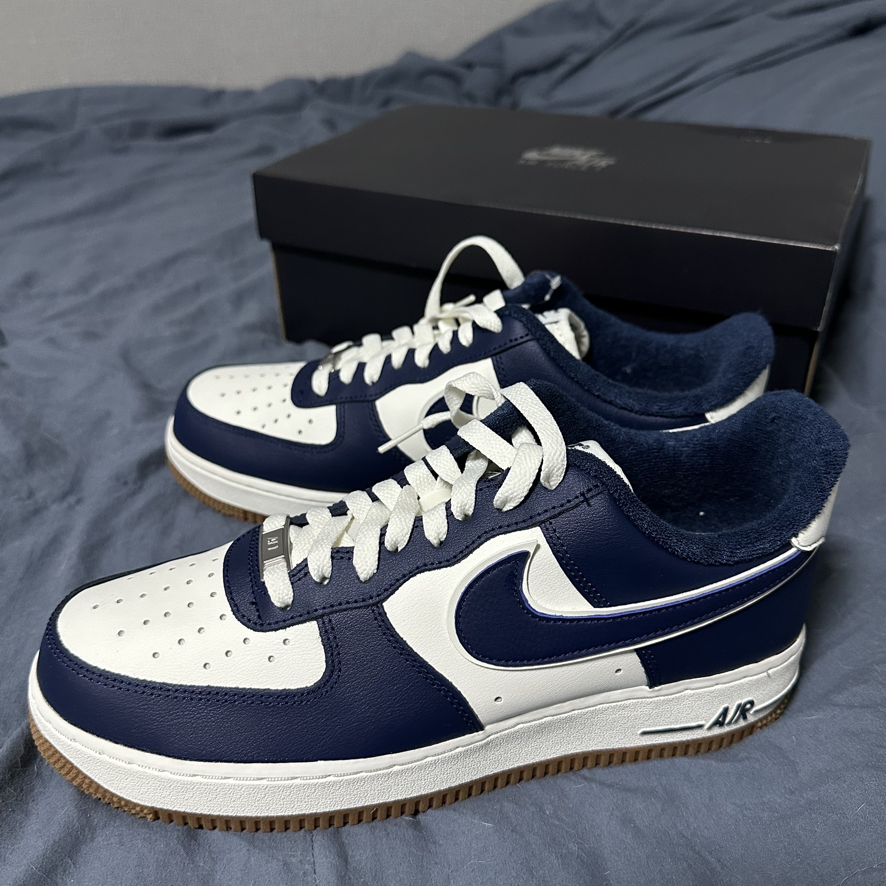 Nike Air Force 1 '07 LV8 Midnight Navy 착용 스타일