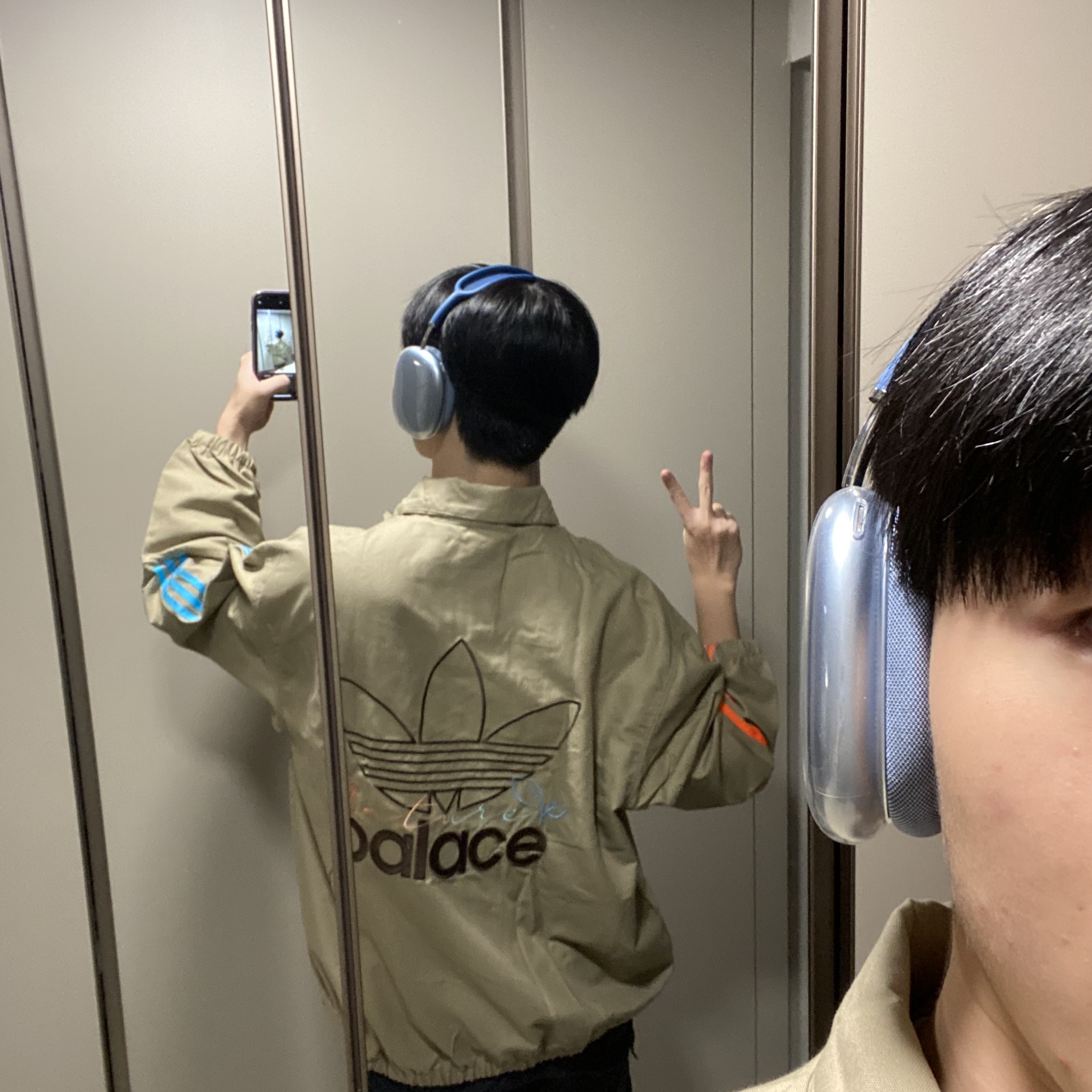 Palace x Adidas Nature Track Top Blanch Cargo - 22SS, Apple AirPods Max Lightning Sky Blue (Korean Ver.) 착용 스타일 - 2