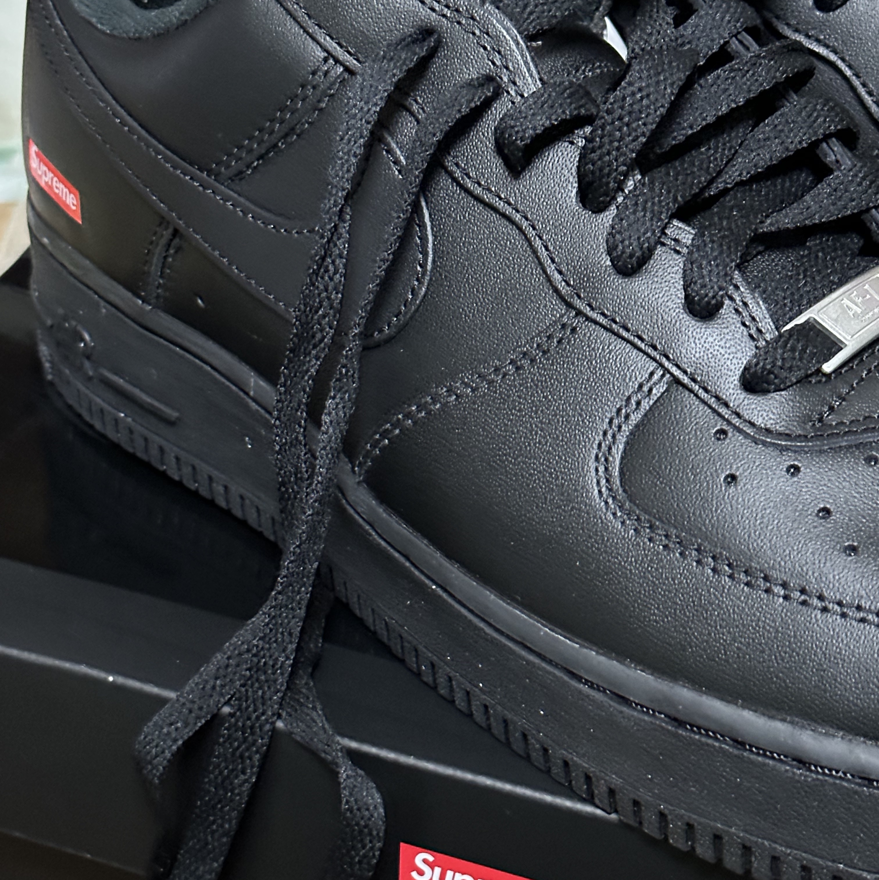 Nike x Supreme Air Force 1 Low Black 착용 스타일