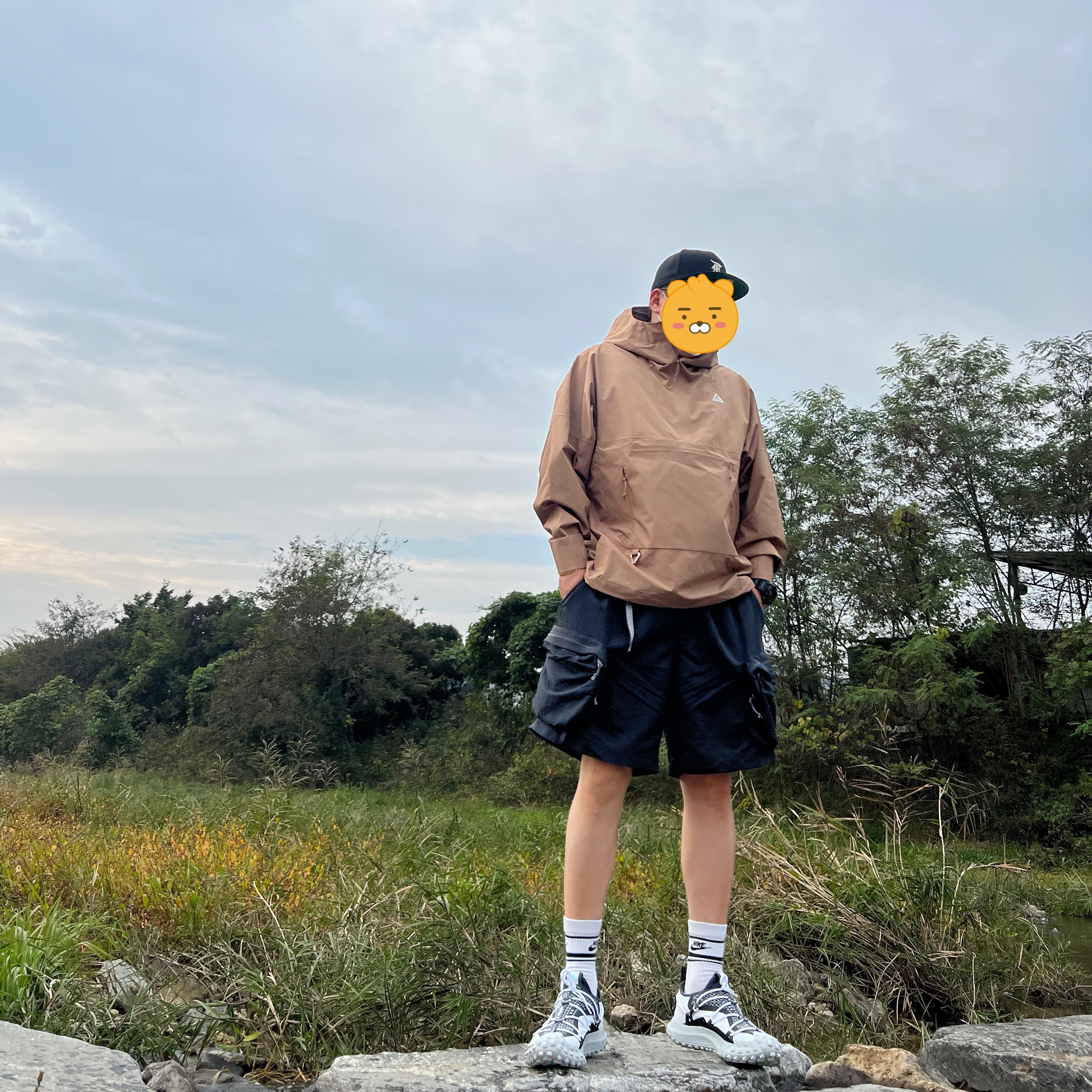 Nike ACG Mountain Fly Low SE White and Black, Nike ACG Storm-Fit ADV Cascade Rain Jacket Dark Driftwood - US/EU 착용 스타일