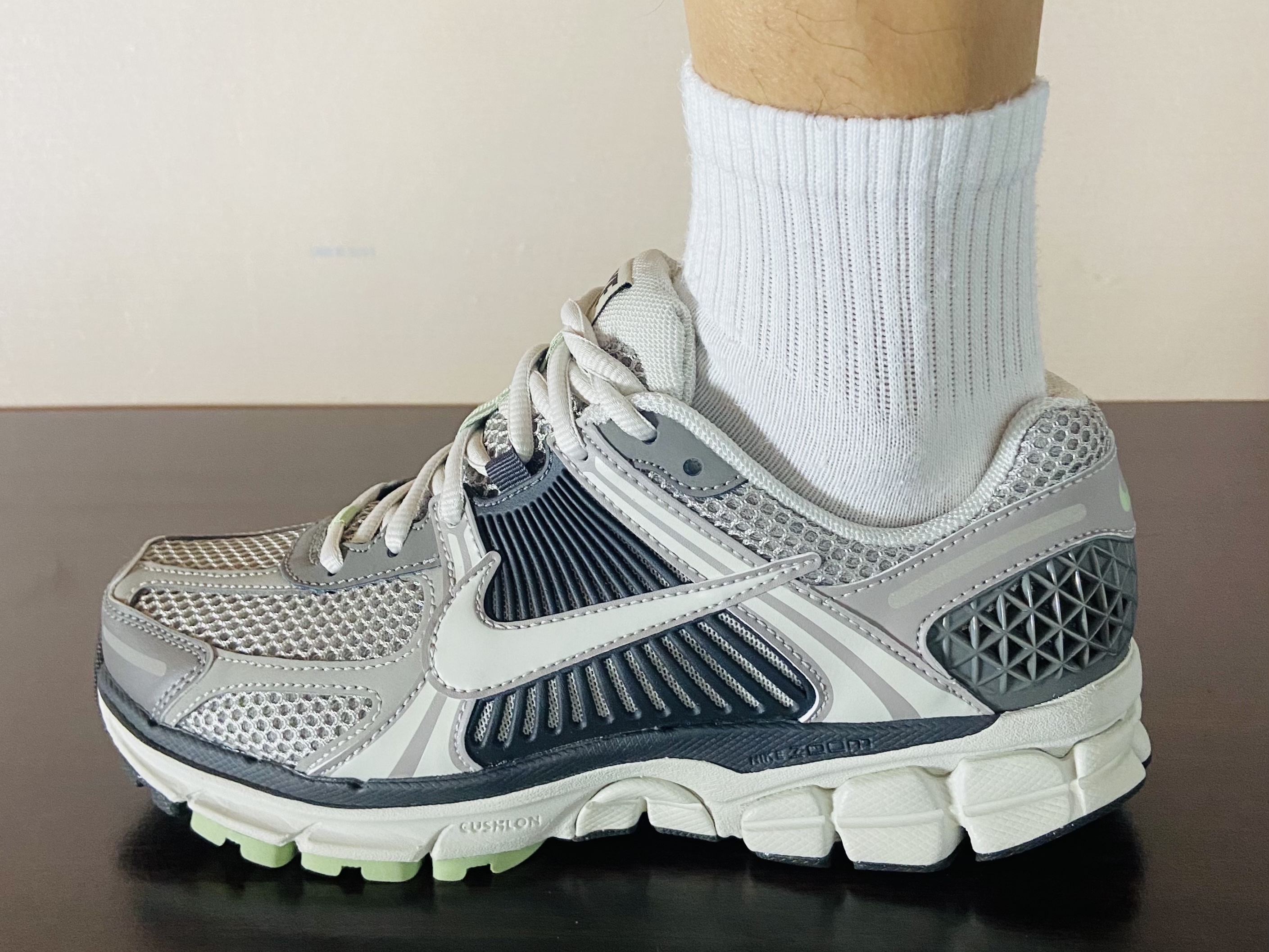 (W) Nike Zoom Vomero 5 Cobblestone and Flat Pewter 착용 스타일