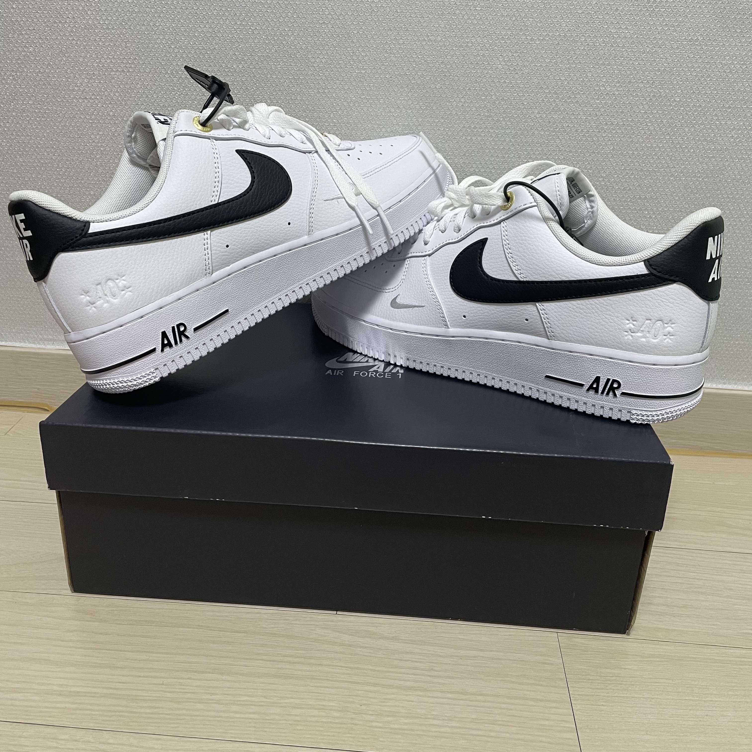 Nike Air Force 1 '07 LV8 40th Anniversary Join Forces White Black 착용 스타일 - 2