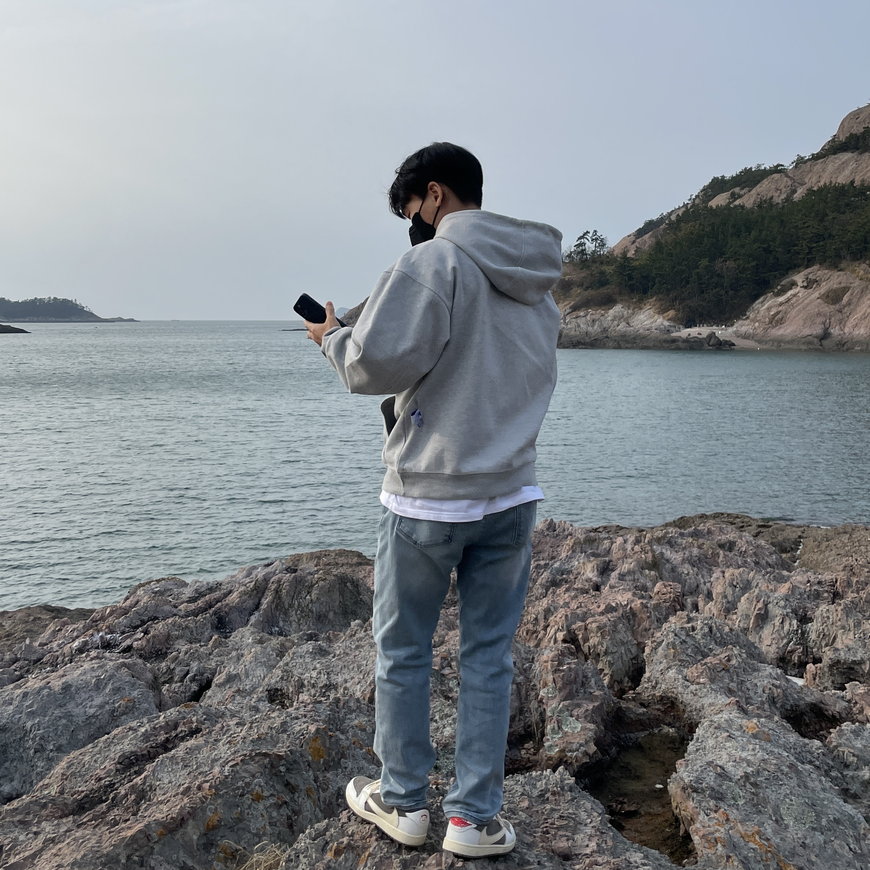 Jordan 1 x Travis Scott Retro Low OG SP Sail and Ridgerock, Maison Kitsune x Ader Error Meditation Fox Hoodie Grey 착용 스타일