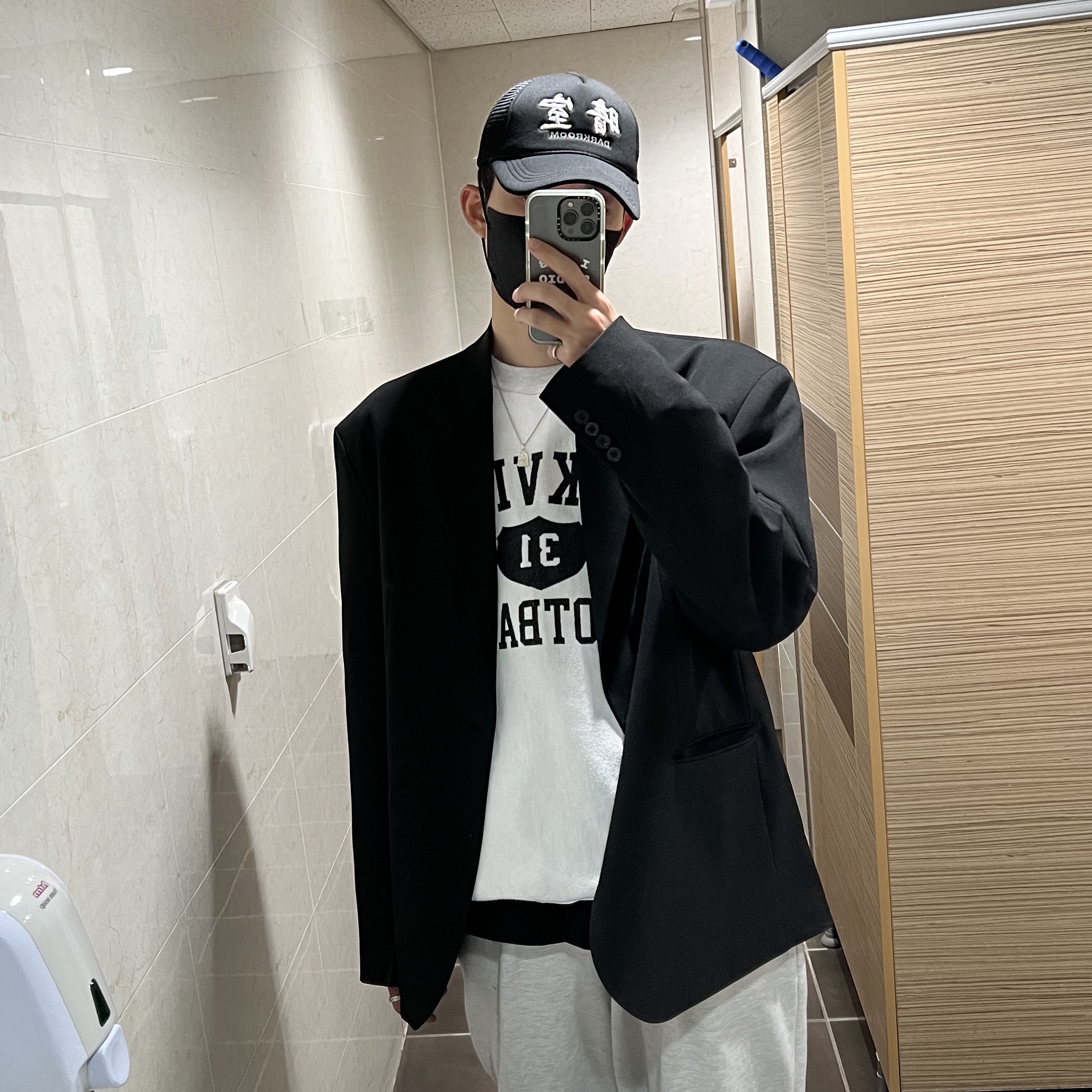 Darkr8m Studio Mesh Trucker Cap Black, Casetify x IAB Studio iPhone White Logo Impact Case Frost White 착용 스타일
