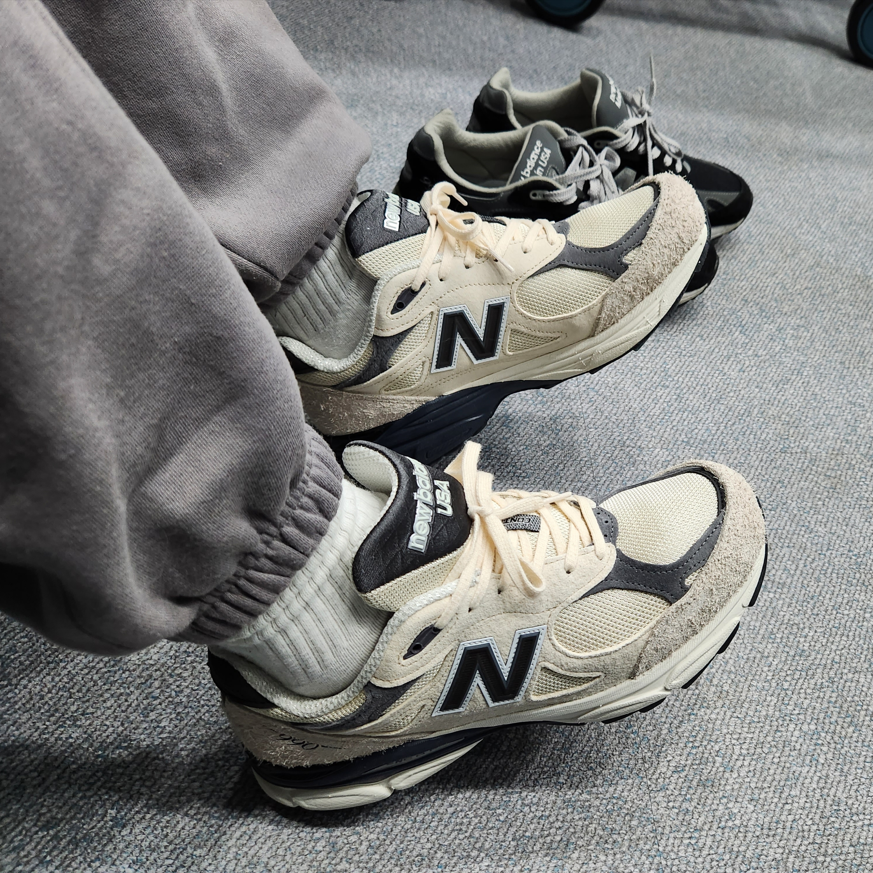 New Balance 990v3 Made in USA Moonbeam Macadamia Nut, New Balance 993 Made in USA Black - D Standard 착용 스타일 - 2