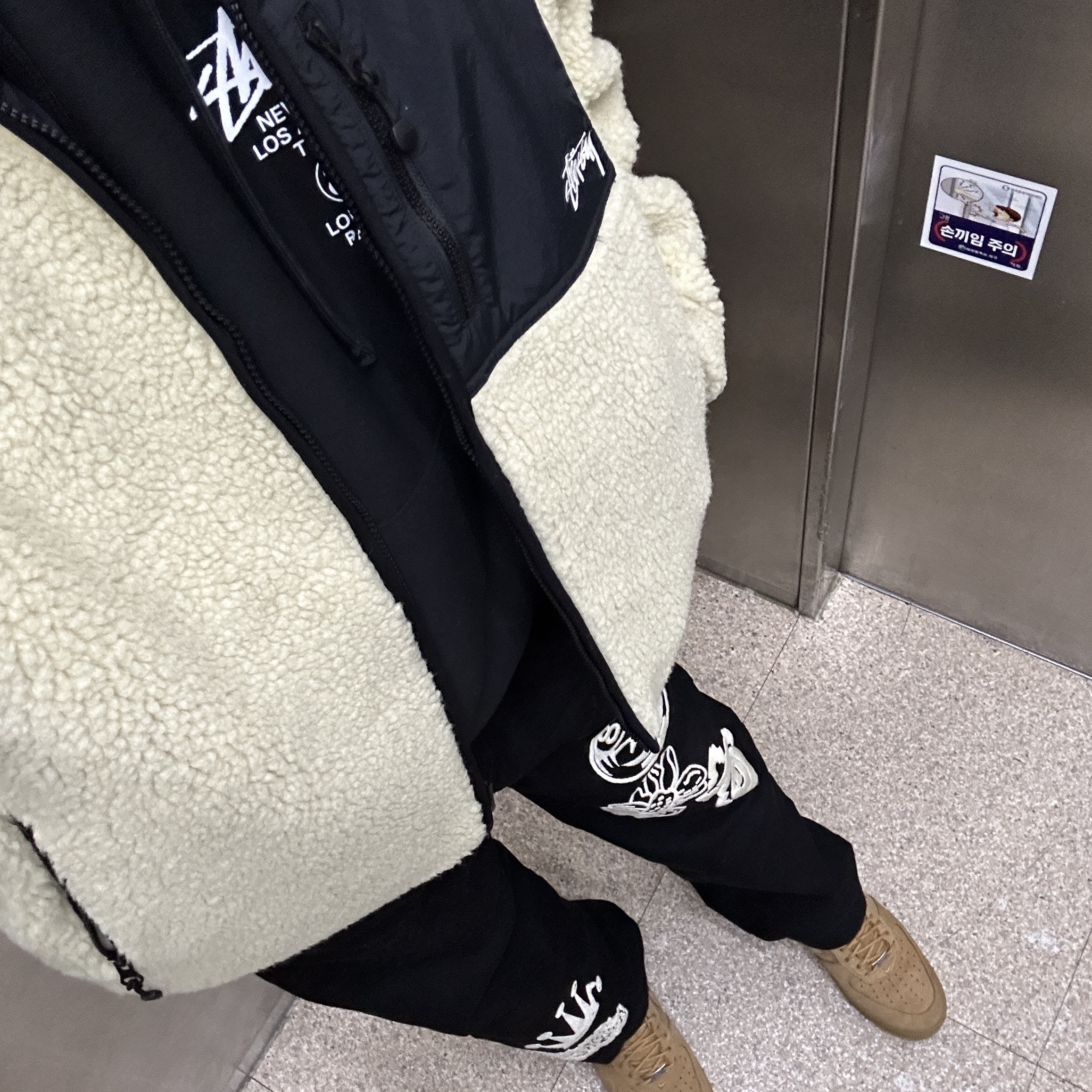 Stussy 8 Ball Sherpa Jacket Natural, Stussy World Tour Hoodie Black 2022 착용 스타일