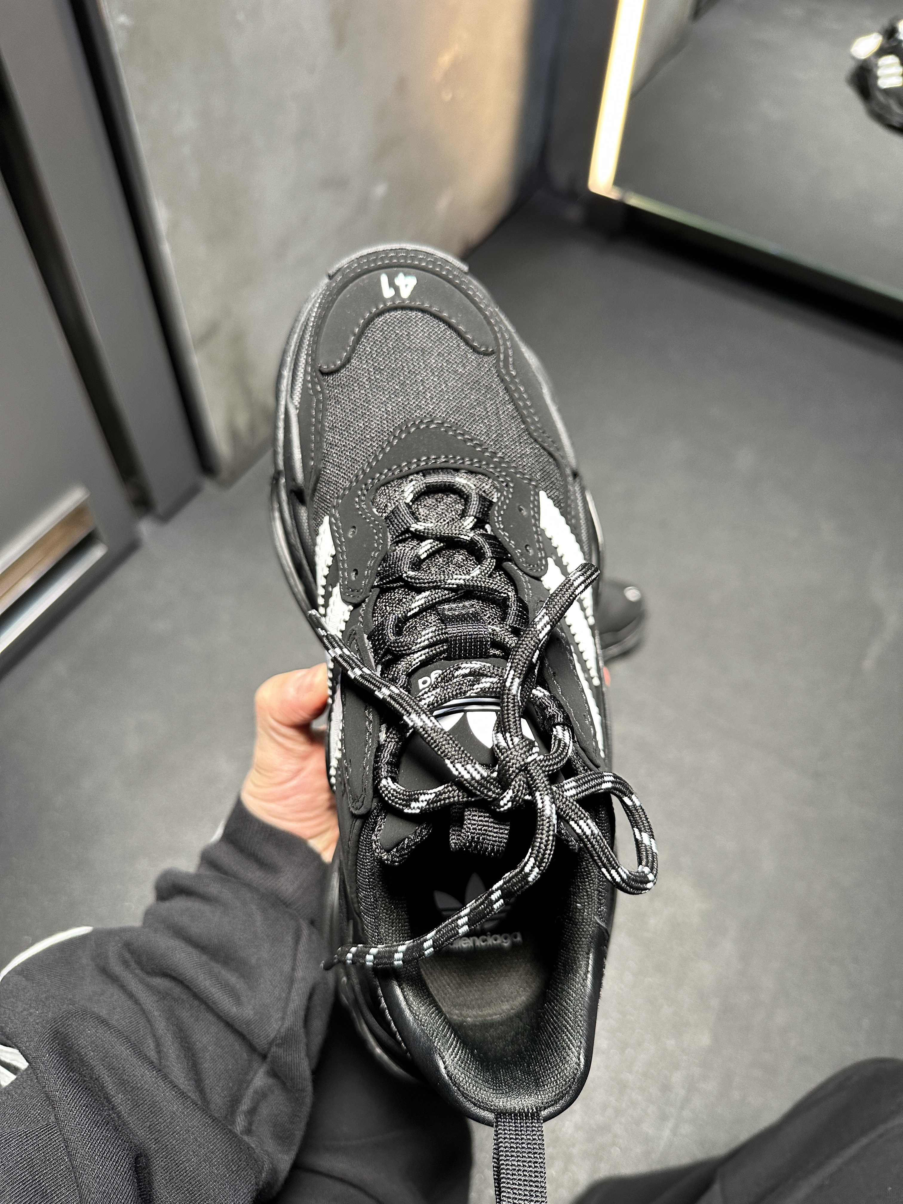 Balenciaga x Adidas Triple S Sneakers Black 착용 스타일 - 2
