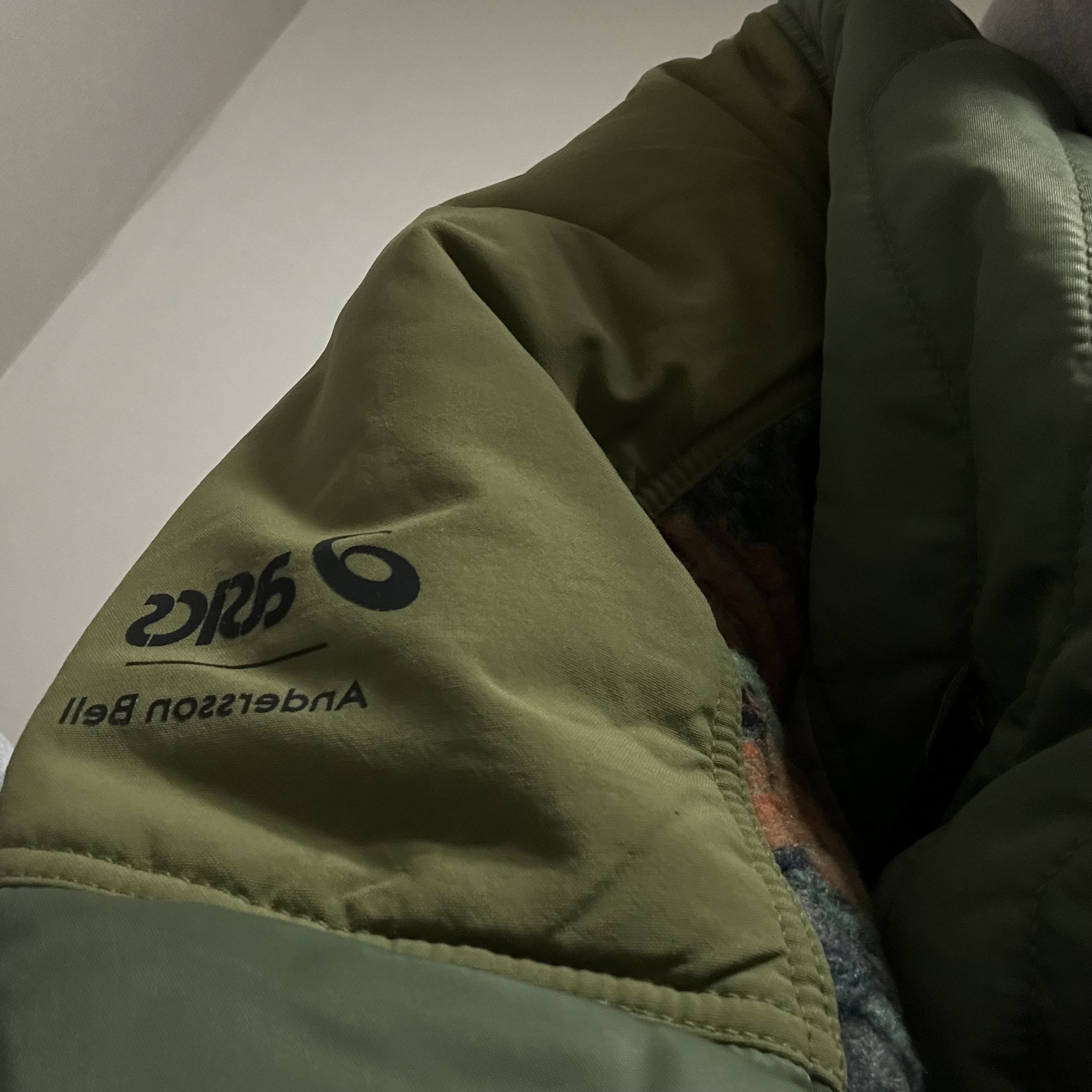 Andersson Bell x Asics Contrast Quilting Bomber Jacket Khaki 착용 스타일