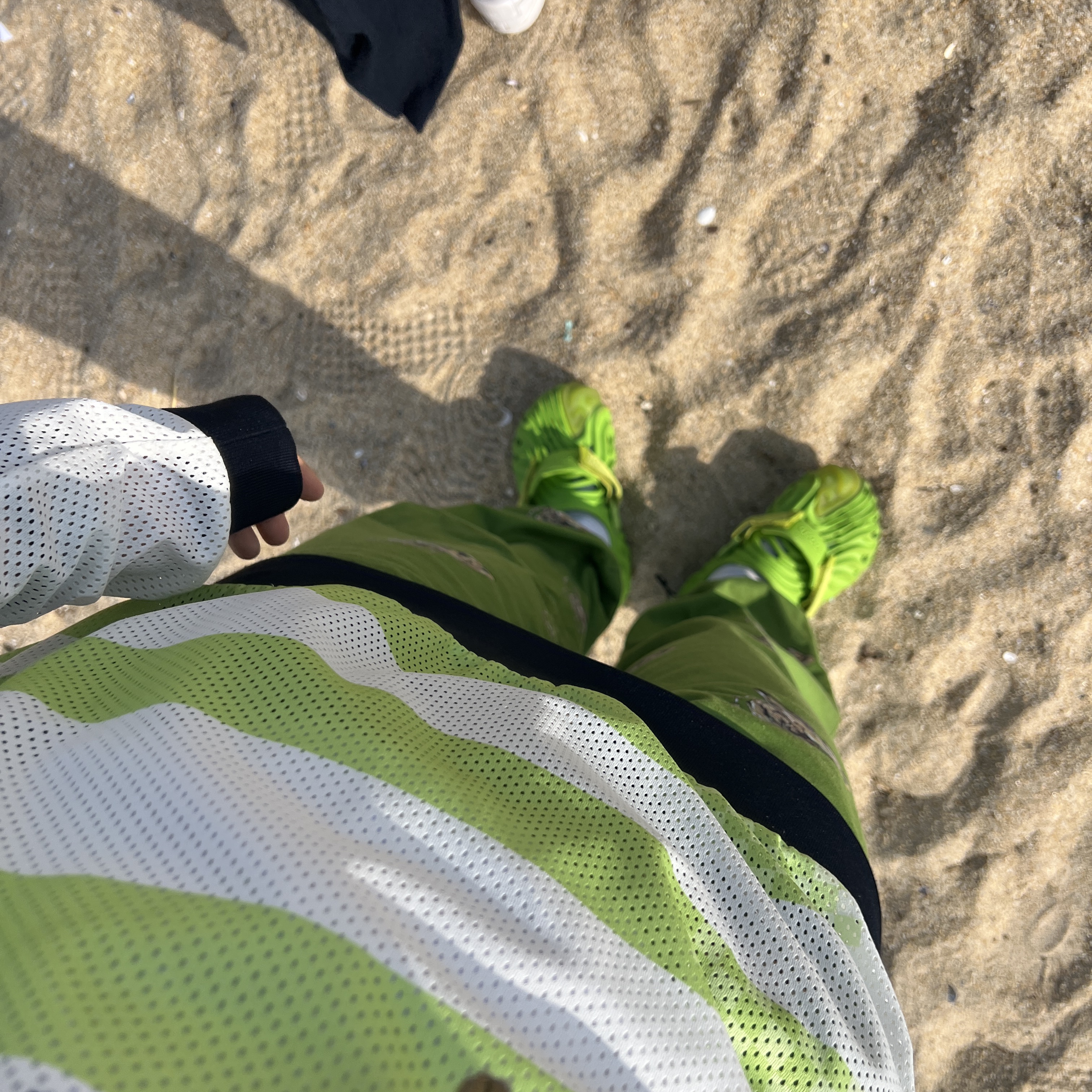 Crocs x Lazy Oaf Classic Clog Frosted Alien Green 착용 스타일 - 1
