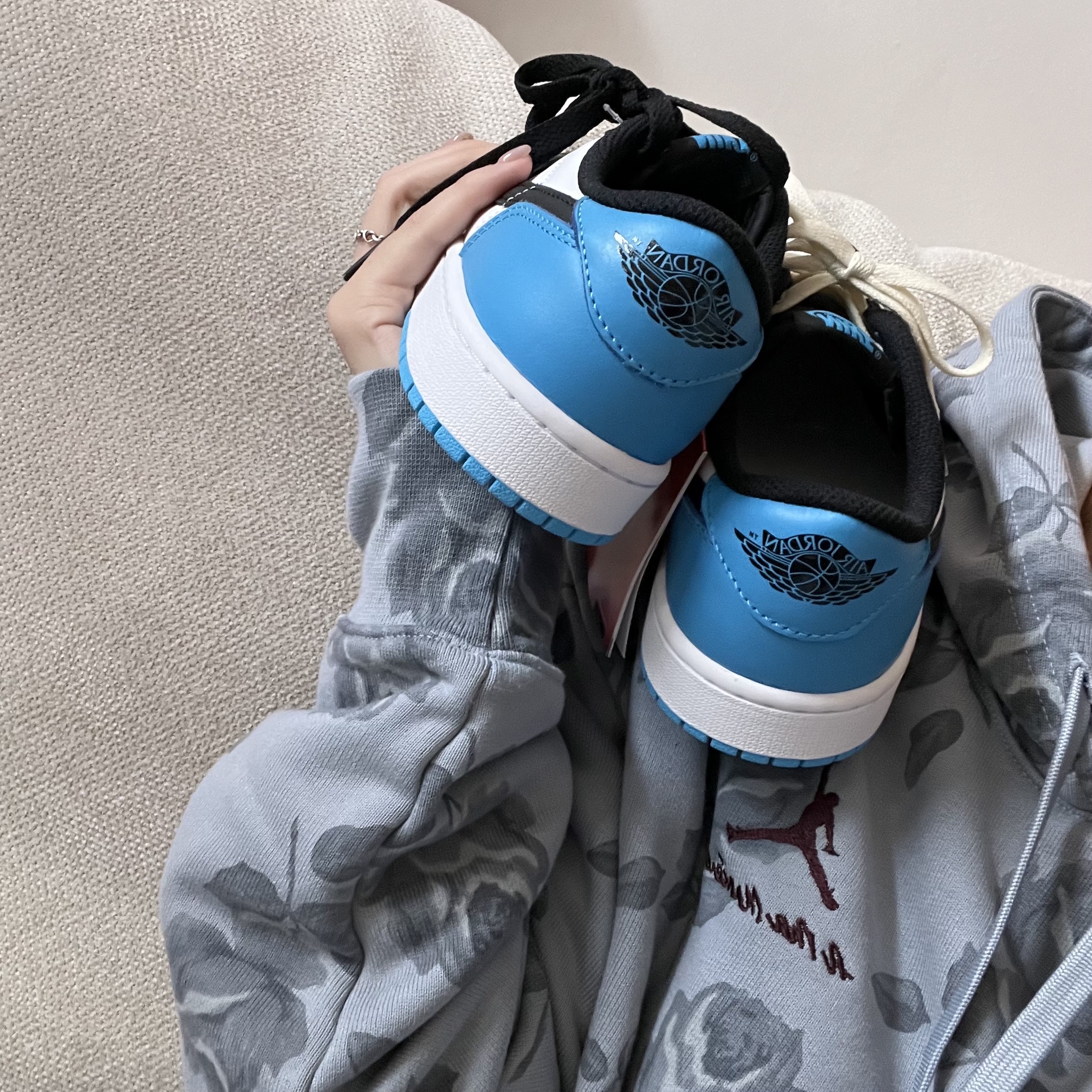 Jordan 1 Retro Low OG Black and Dark Powder Blue, Jordan x A Ma Maniere All Over Print Fleece Hoodie Obsidian Mist - Asia 착용 스타일 - 2