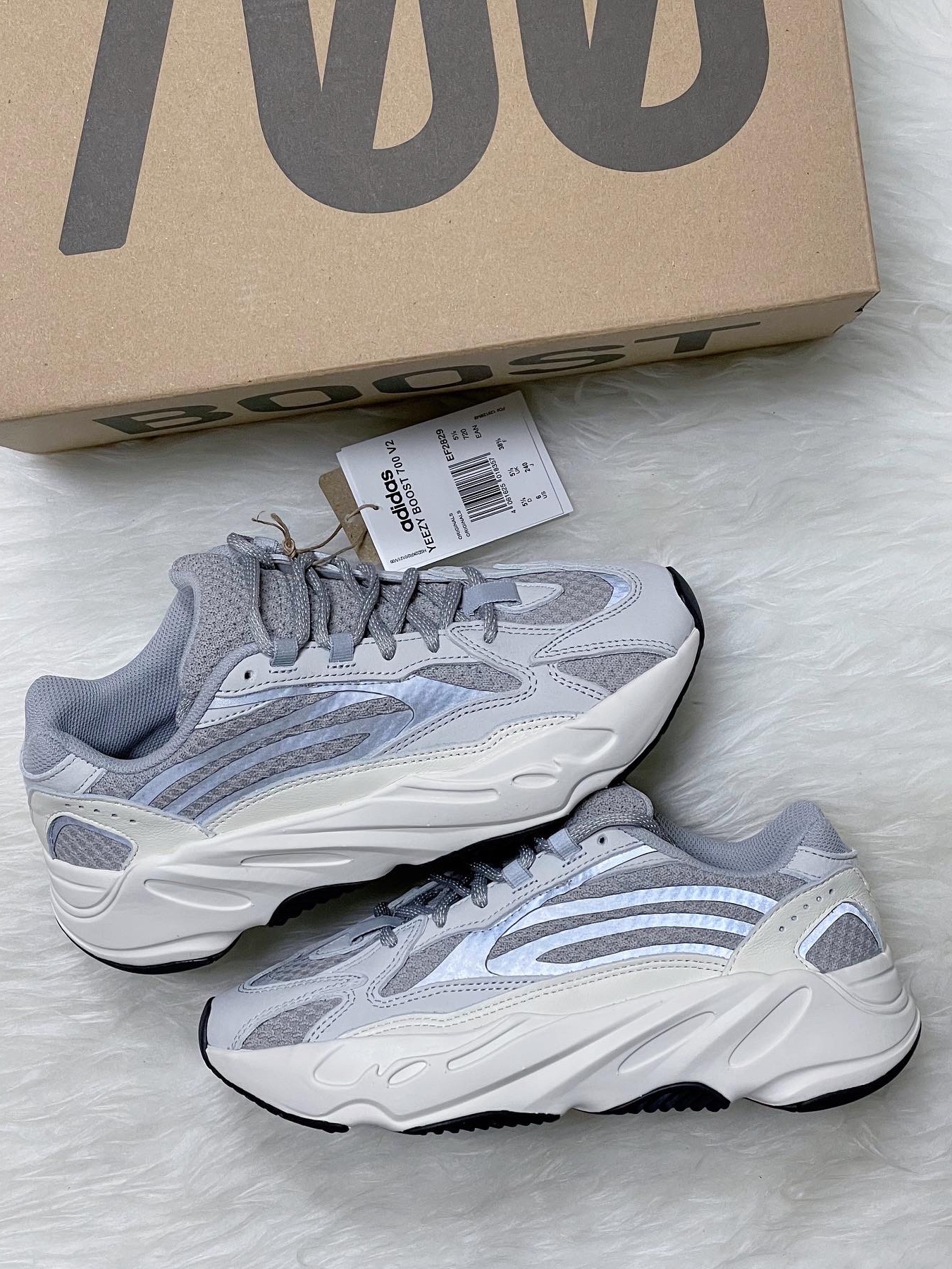 Adidas Yeezy Boost 700 V2 Static 2022, The North Face 1996 Eco Nuptse Jacket Black 착용 스타일 - 4
