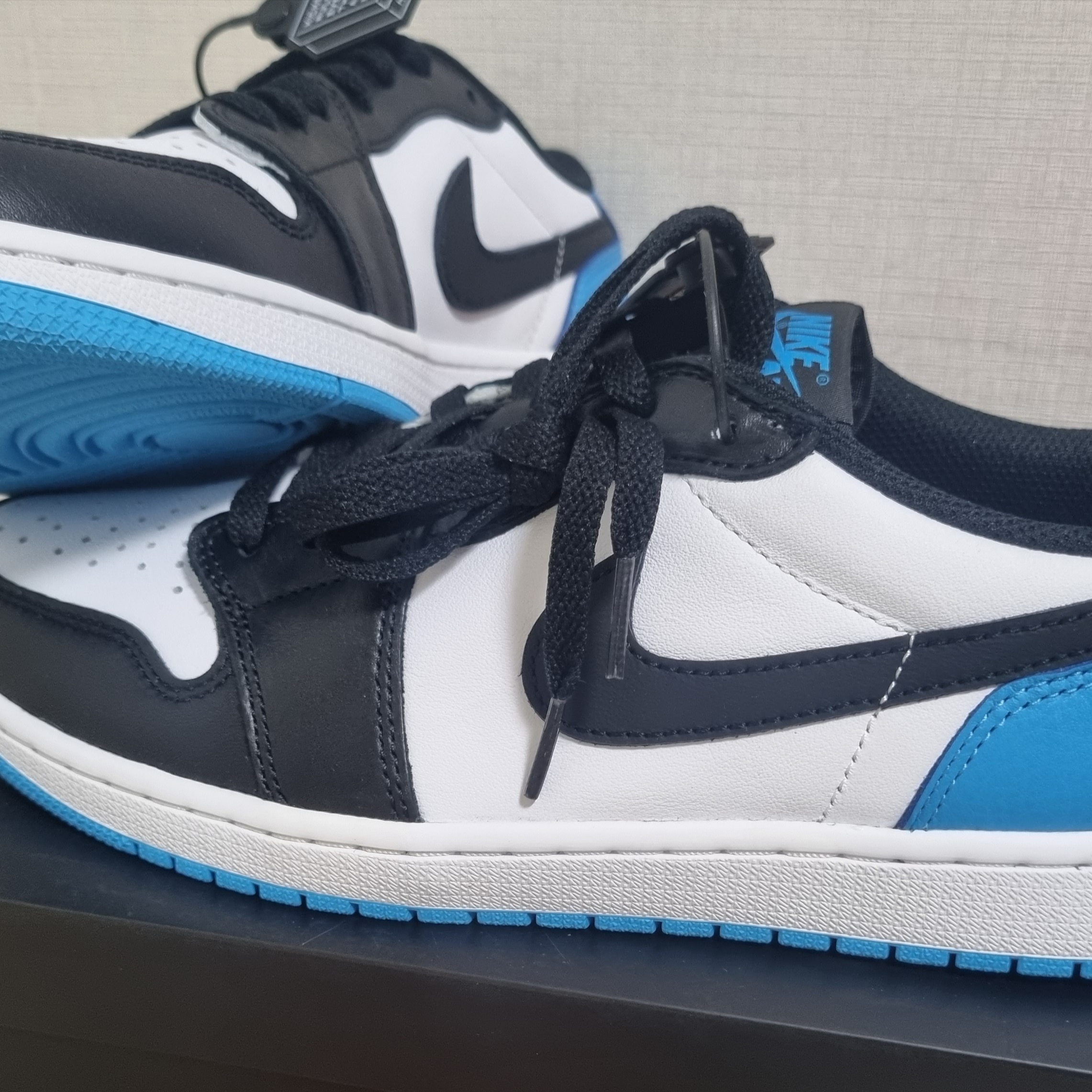 Jordan 1 Retro Low OG Black and Dark Powder Blue, Jordan 1 Mid Taxi 착용 스타일 - 2