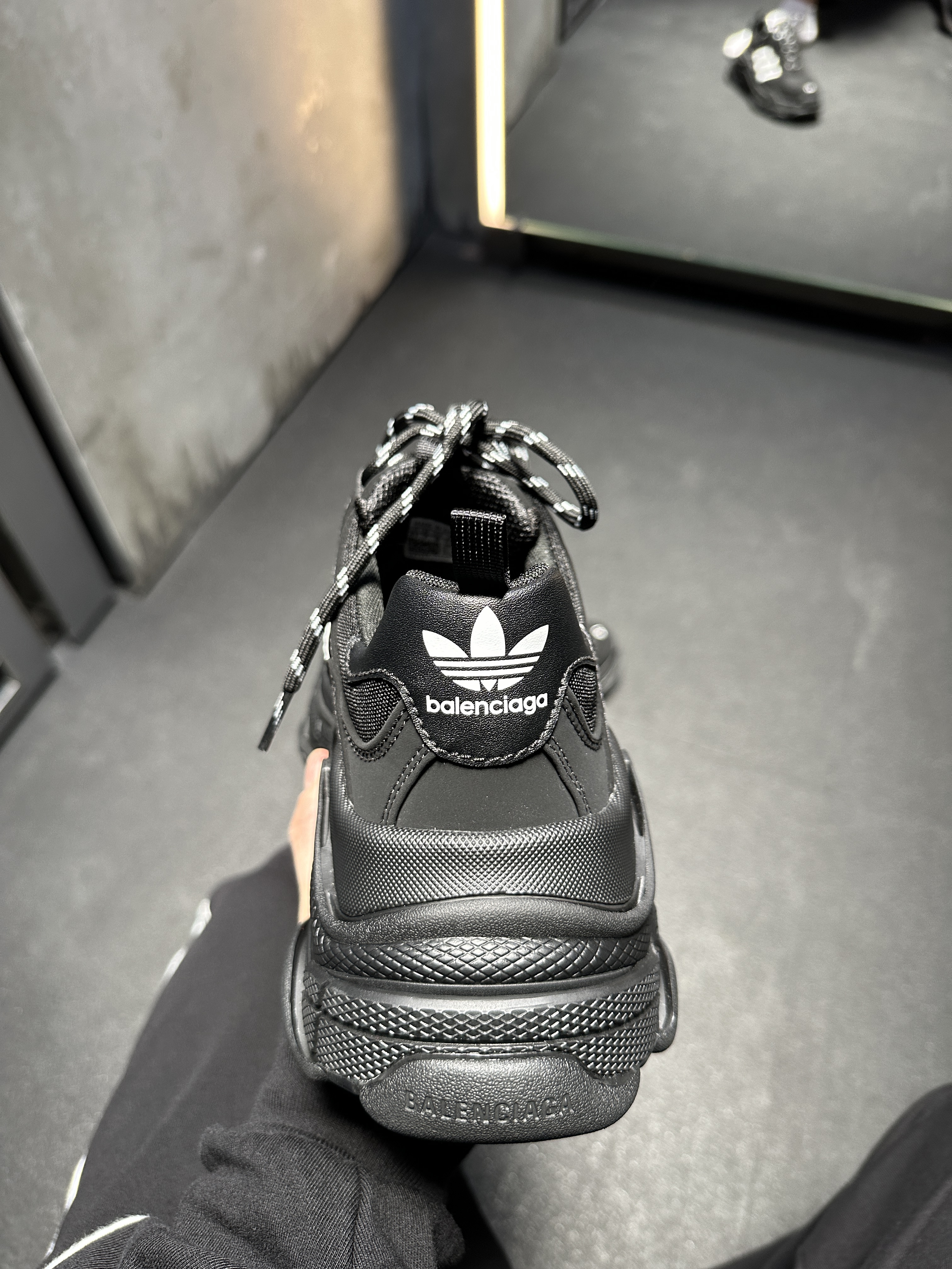Balenciaga x Adidas Triple S Sneakers Black 착용 스타일 - 4