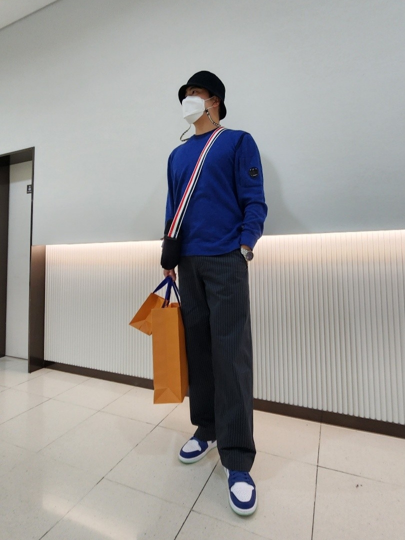 Louis Vuitton Alma BB Monogram, Thom Browne Double Face Melton 4-Bar Stripe Strap Camera Bag Black 착용 스타일 - 3