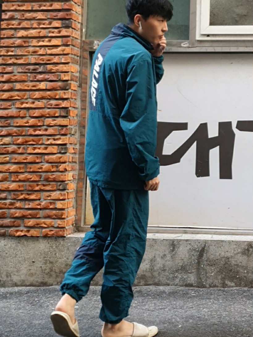 Nike x Stussy Benassi Hemp Slide Fossil Stone 착용 스타일