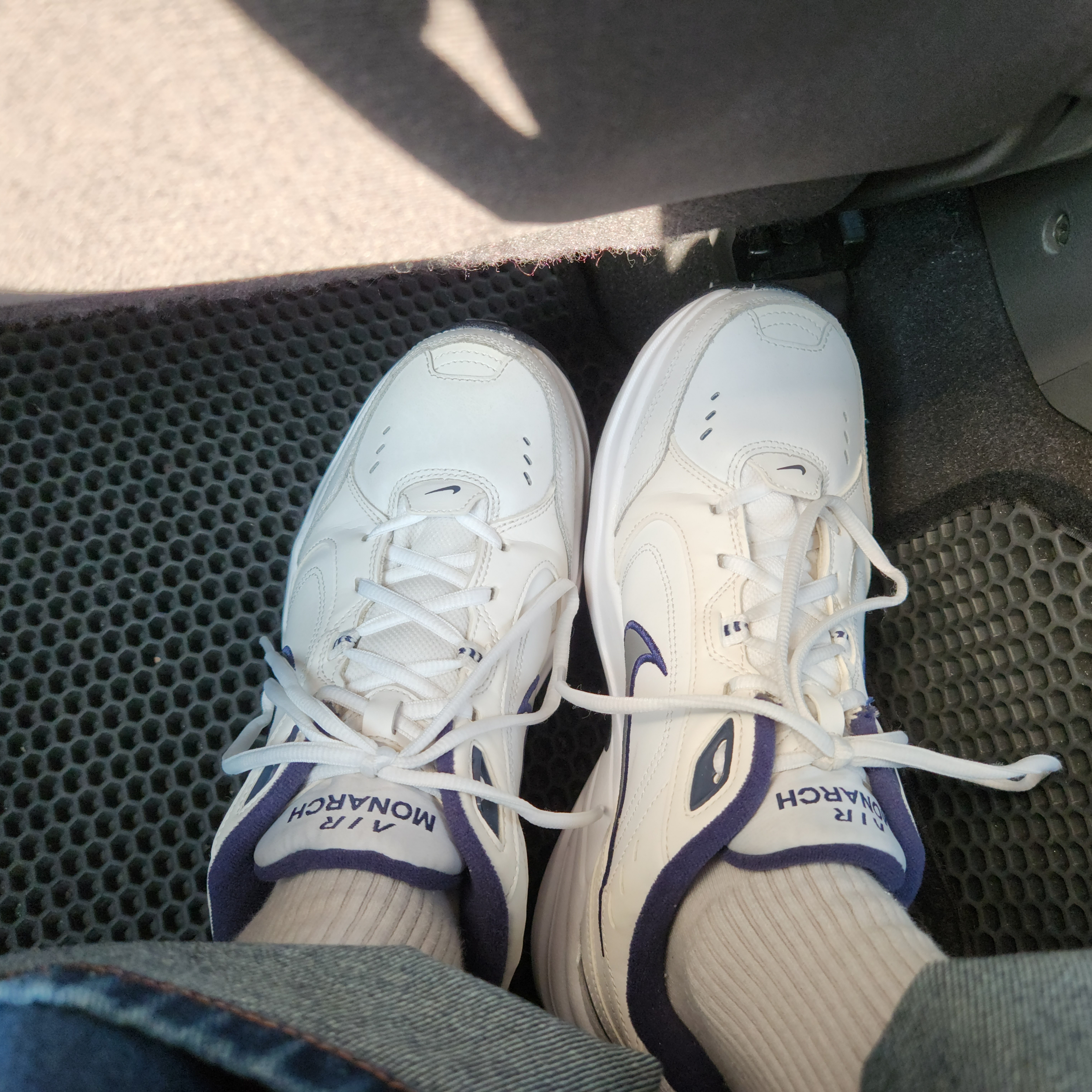 Nike Air Monarch IV White Navy 착용 스타일 - 3