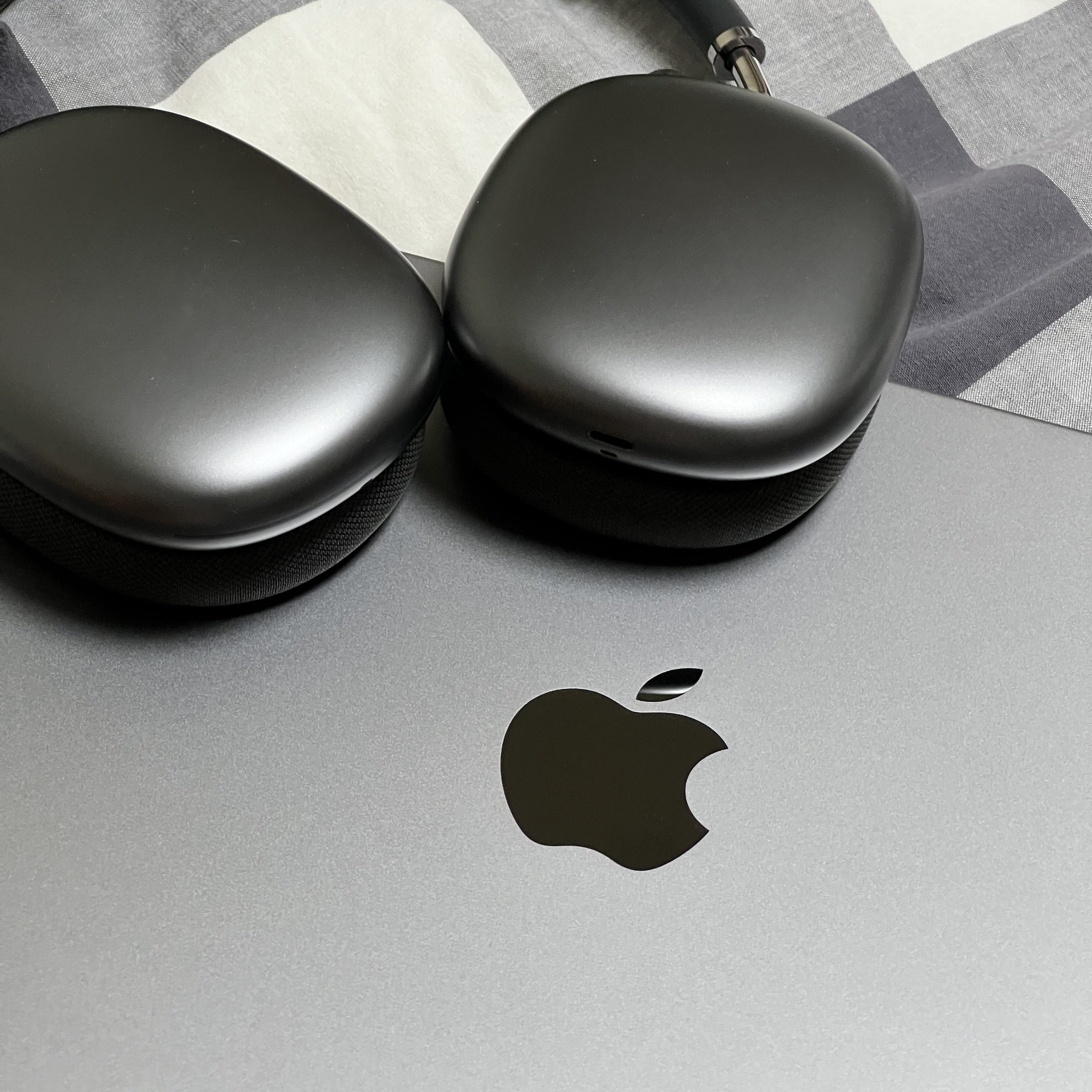 Apple AirPods Max Lightning Space Gray (Korean Ver.), Apple 2021 MacBook Pro 14 M1 Pro 8-Core 512GB SSD / 16GB RAM Space Gray (Korean Ver.) 착용 스타일