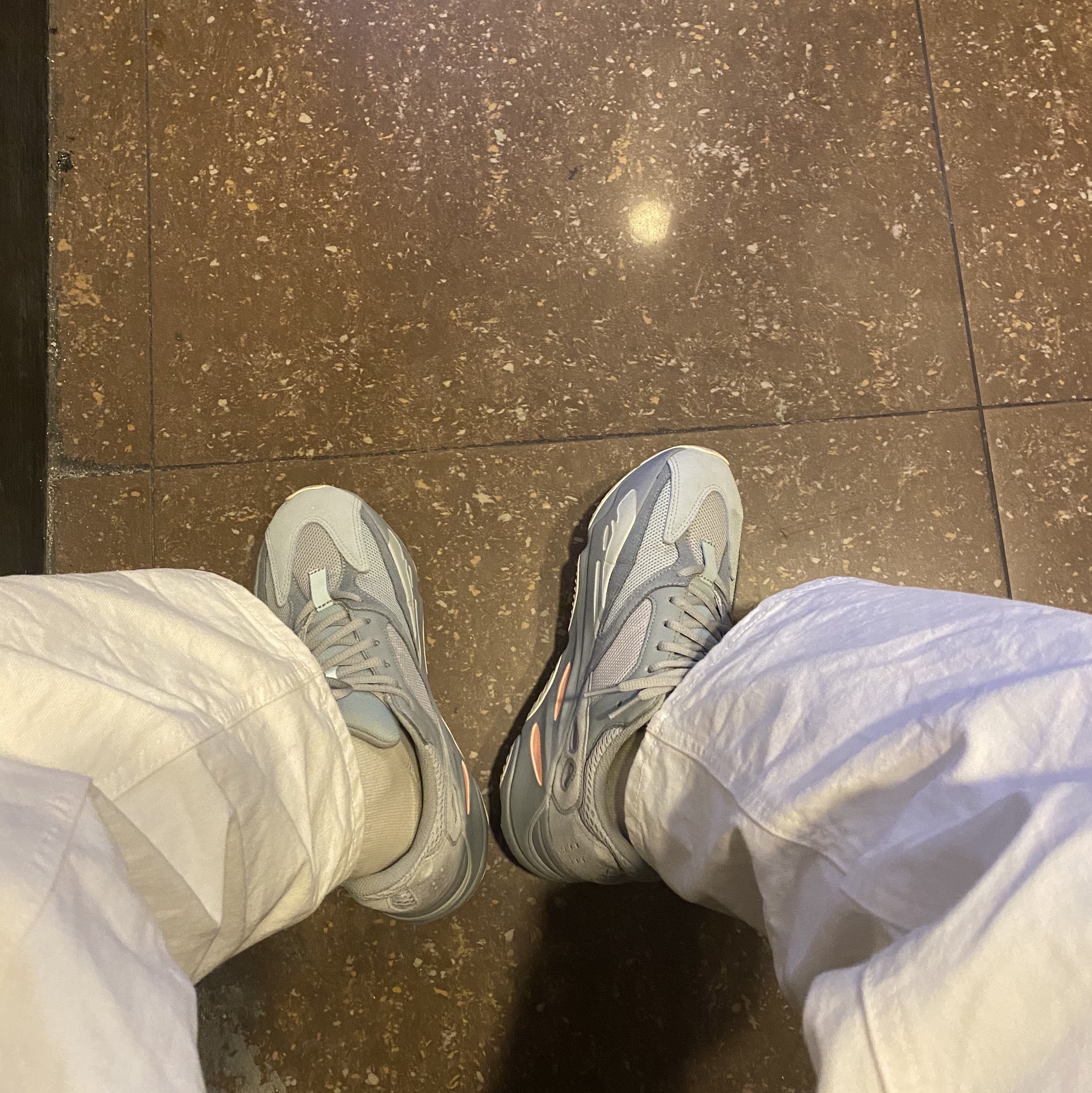 Adidas Yeezy Boost 700 Inertia 착용 스타일 - 2