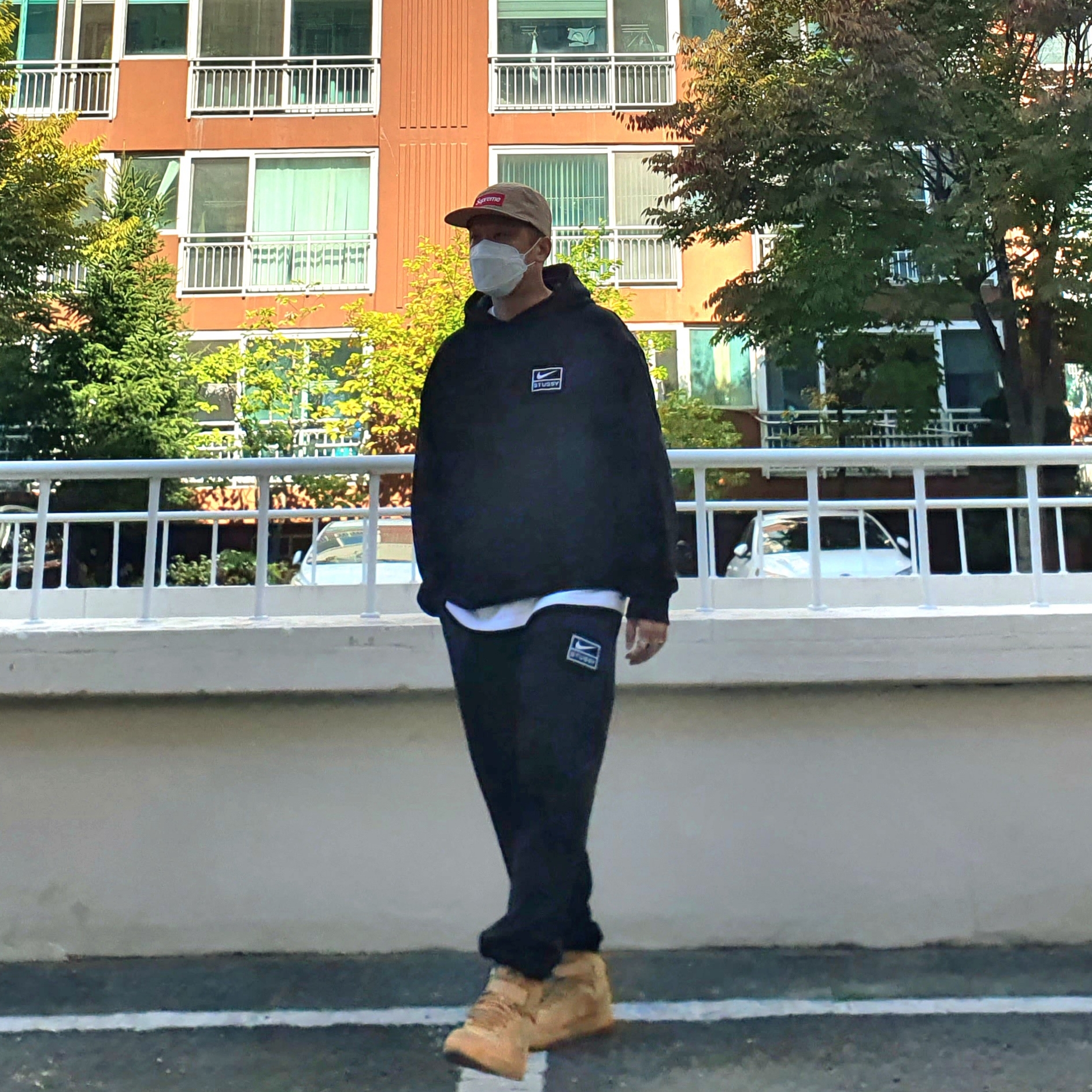 Nike Air Force 1 High Wheat 2015, Nike x Stussy NRG RA Washed Pullover Hoodie Black (DN4028-010) 착용 스타일 - 2