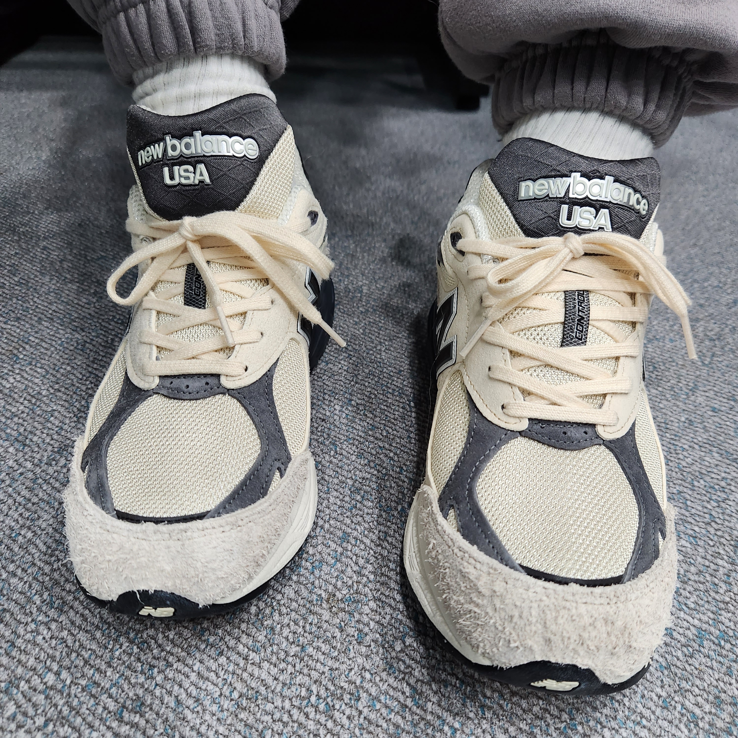 New Balance 990v3 Made in USA Moonbeam Macadamia Nut, New Balance 993 Made in USA Black - D Standard 착용 스타일 - 3