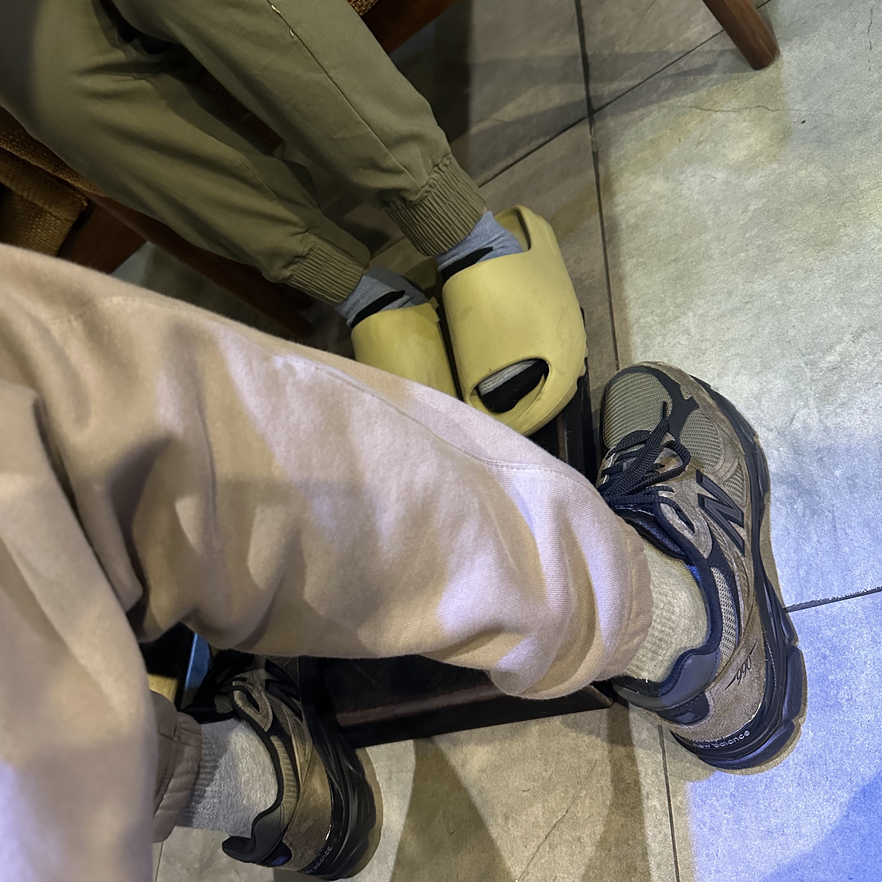 Adidas Yeezy Slide Resin 2022, New Balance x JJJJound 990v3 Brown Black 착용 스타일