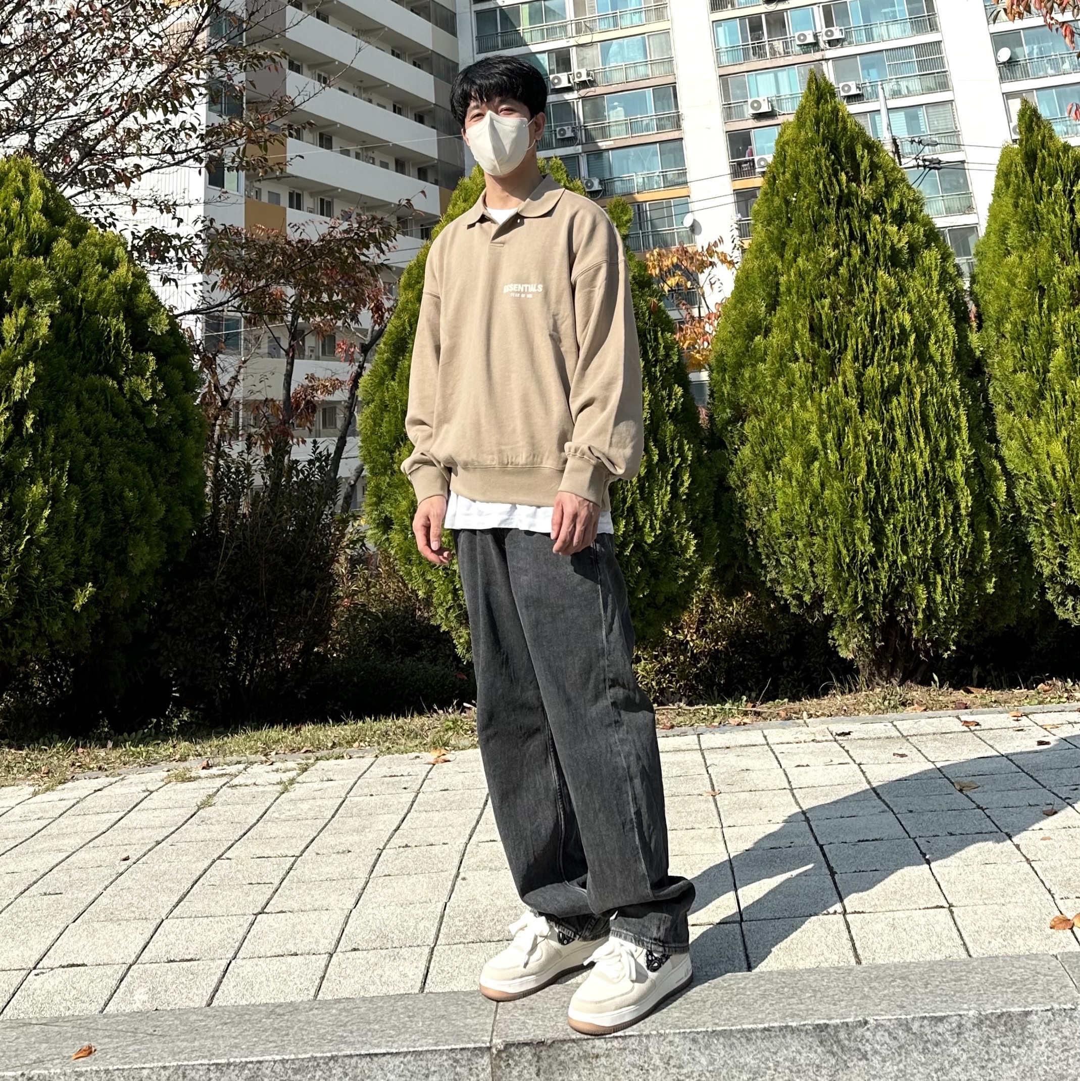 Essentials Long Sleeve Polo Oak - 22SS, Nike Air Force 1 '07 LV8 Paisley Swoosh 착용 스타일
