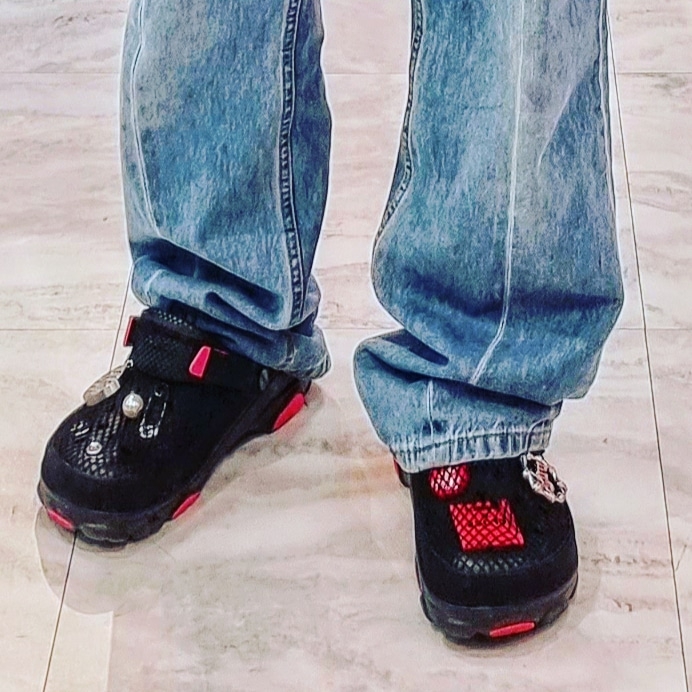 Crocs x Staple Classic All Terrain Clog Black 착용 스타일