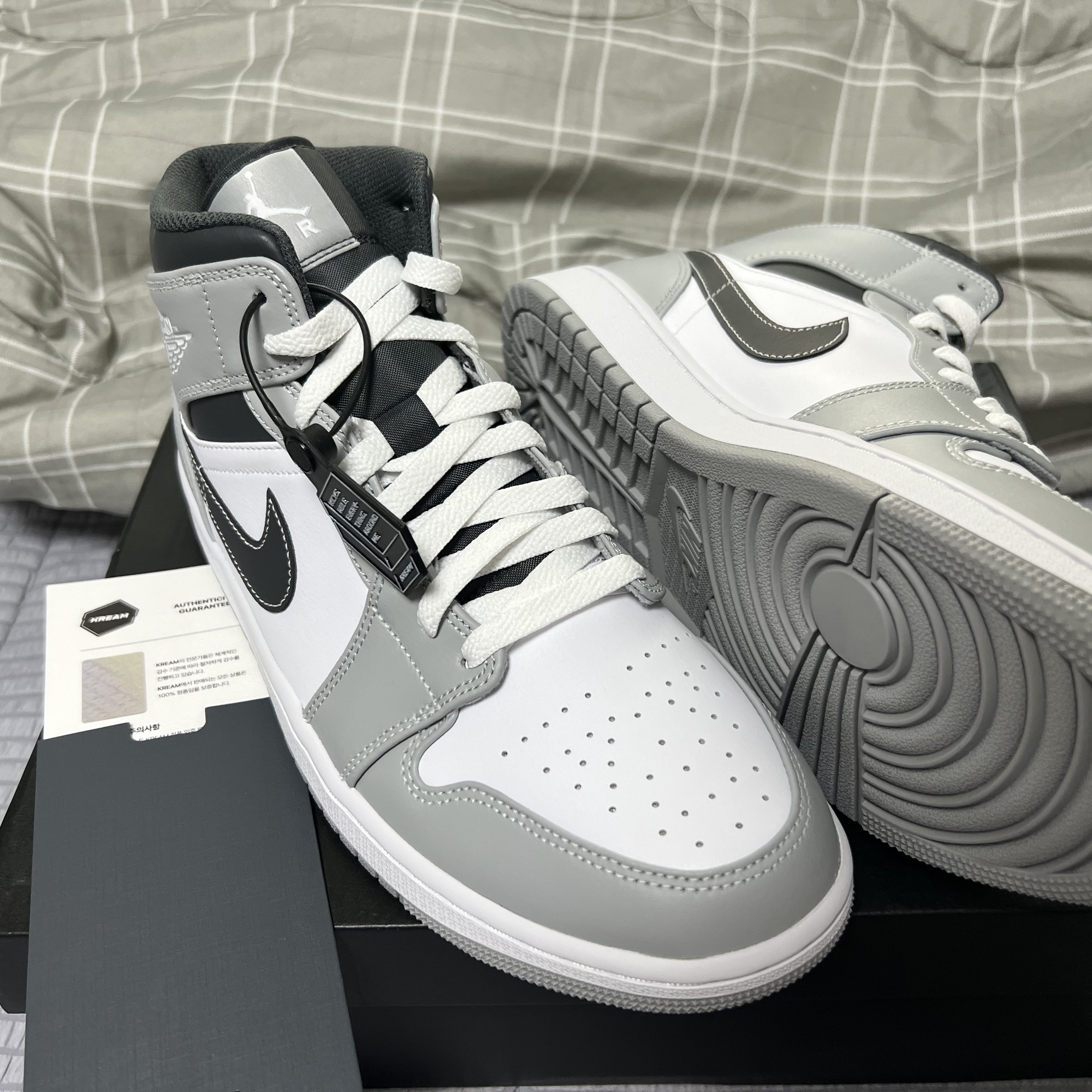 Jordan 1 Mid Light Smoke Grey Anthracite 착용 스타일 - 1