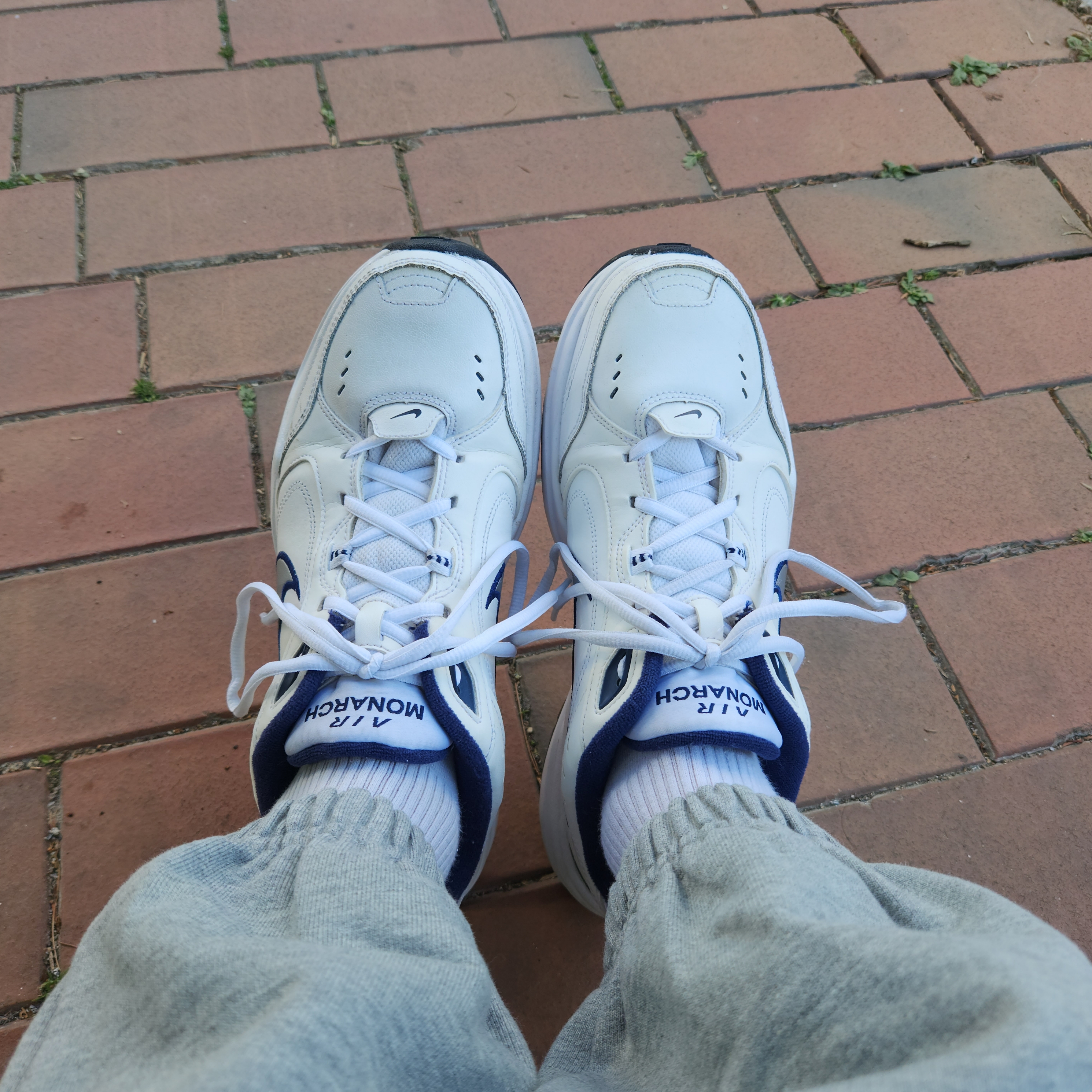Nike Air Monarch IV White Navy 착용 스타일 - 2