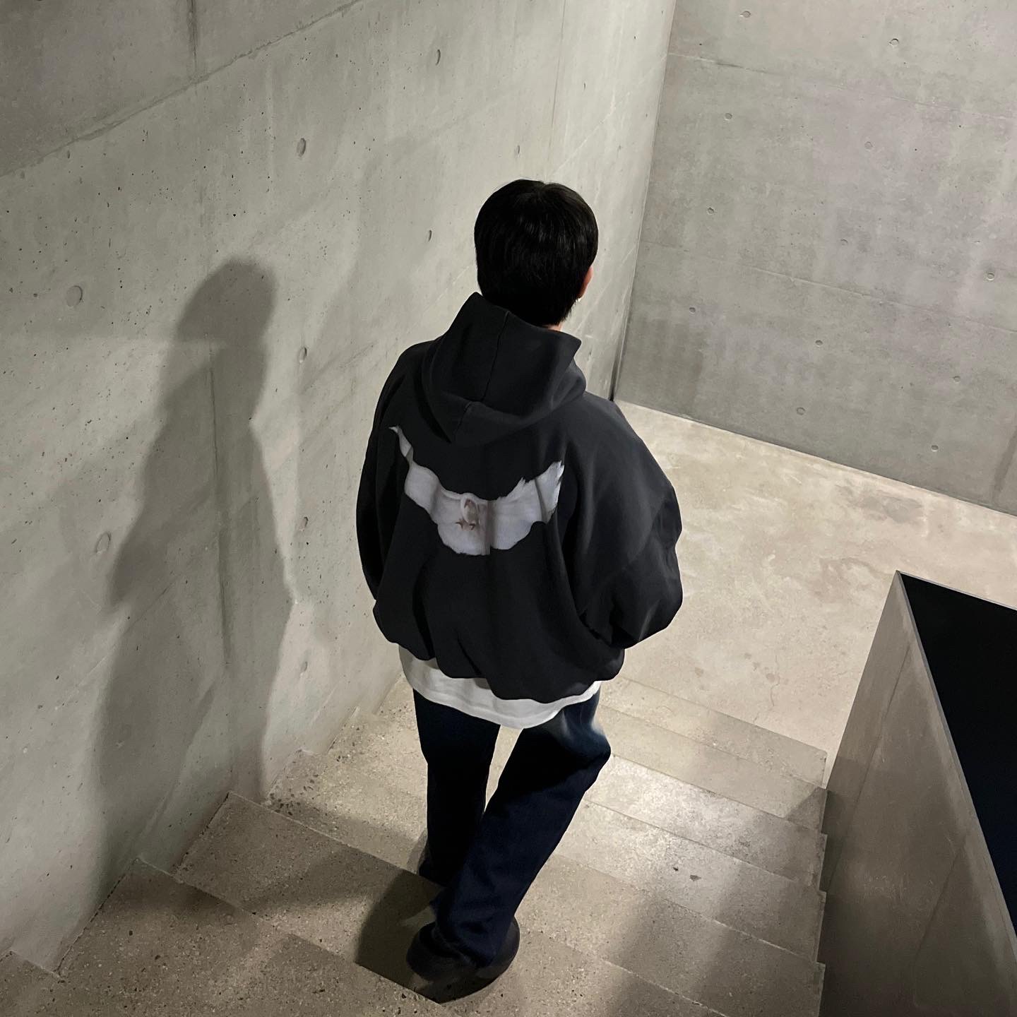 Yeezy Gap Engineered By Balenciaga Dove Hoodie Black 착용 스타일 - 1