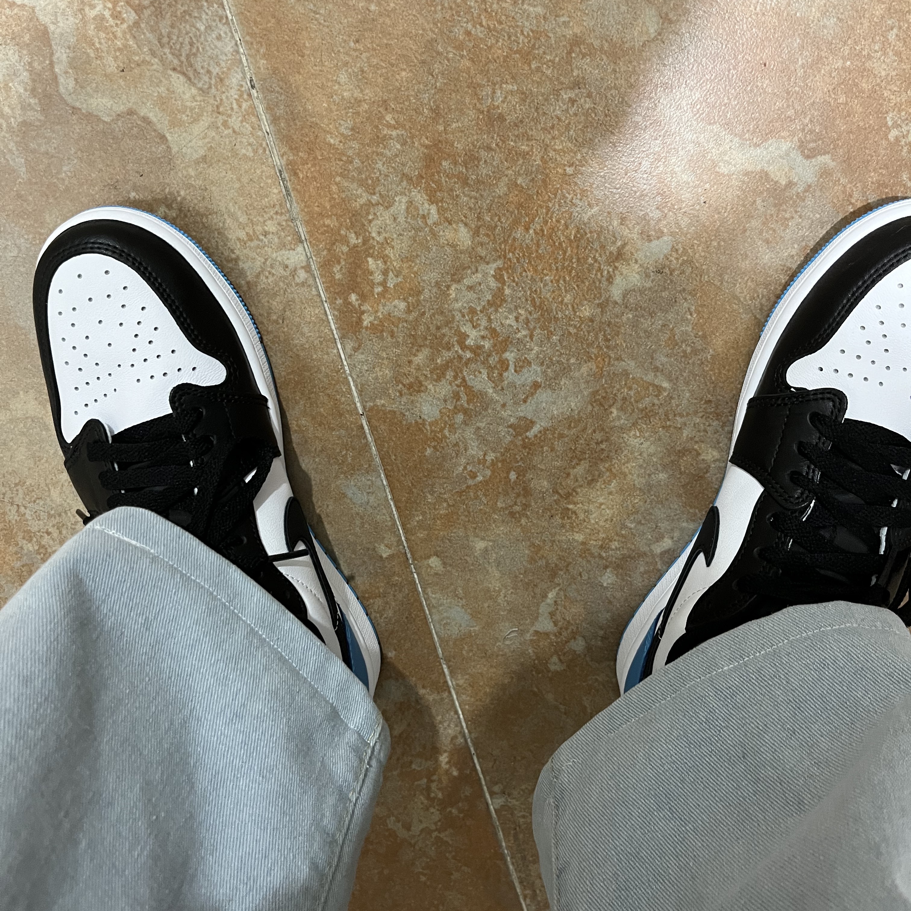 Jordan 1 Retro Low OG Black and Dark Powder Blue 착용 스타일