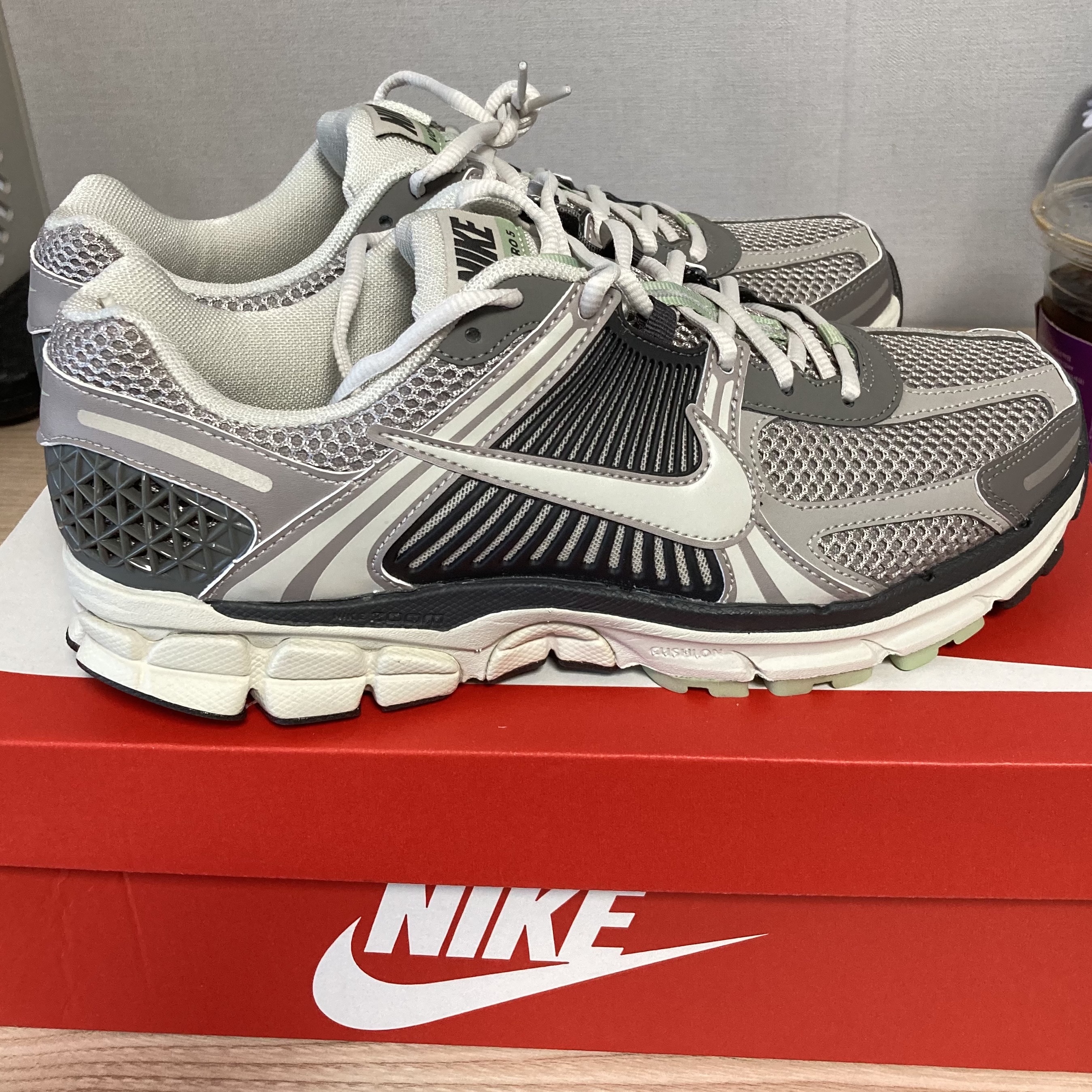 (W) Nike Zoom Vomero 5 Cobblestone and Flat Pewter 착용 스타일 - 2